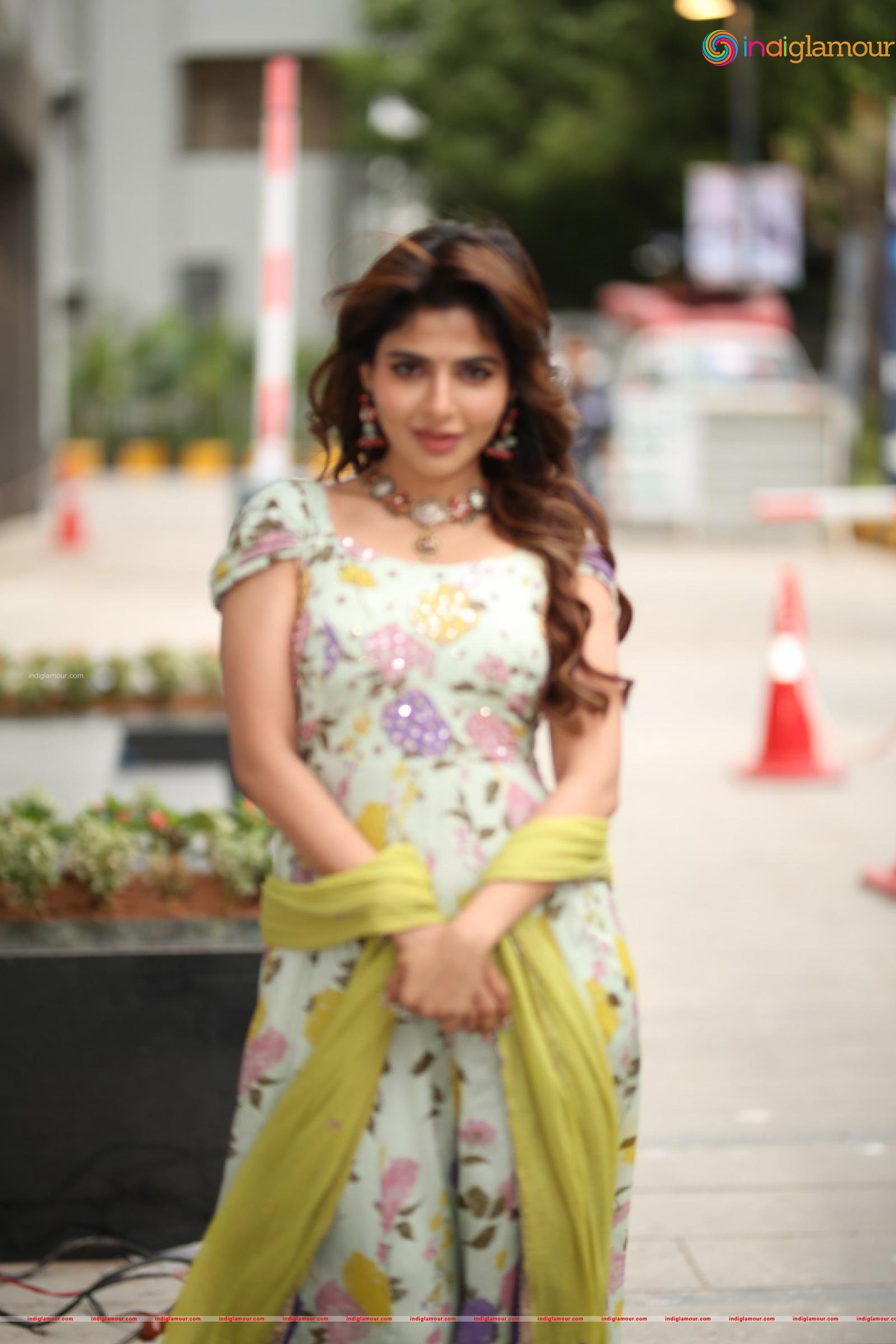 Iswarya Menon Actress hd photo