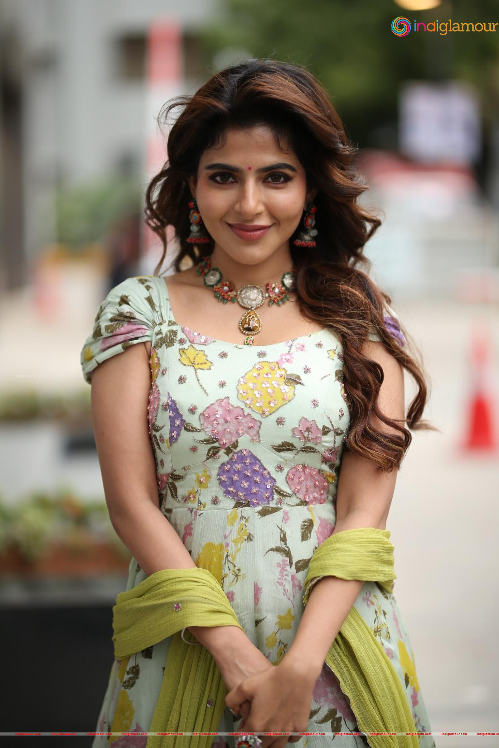 Iswarya Menon Actress hd photo