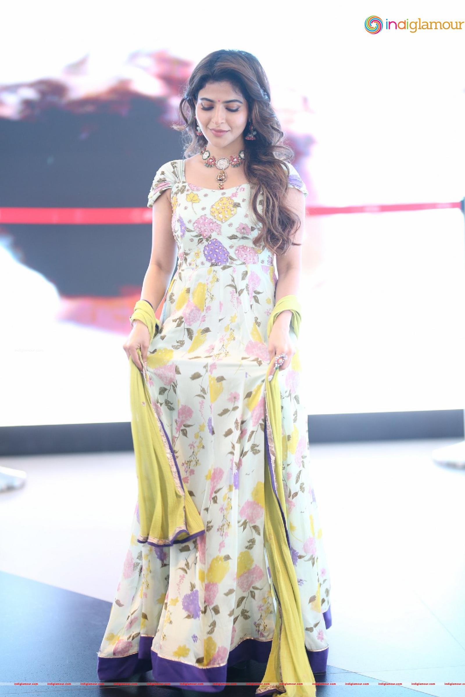 Iswarya Menon Actress hd photo