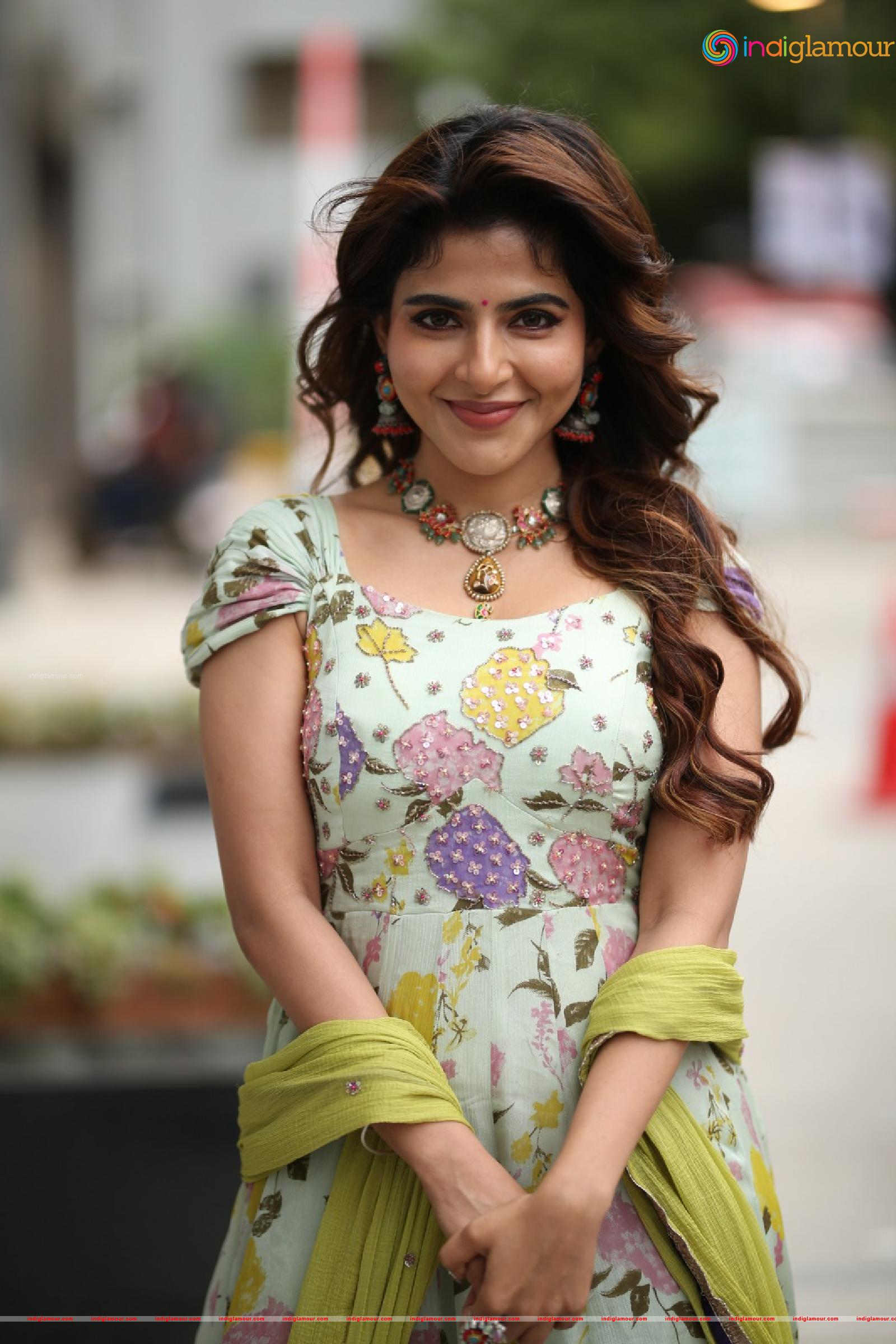 Iswarya Menon Actress hd photo