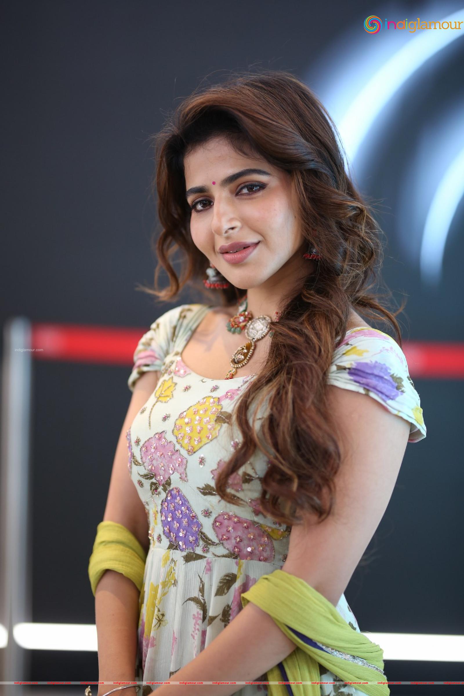 Iswarya Menon Actress hd photo