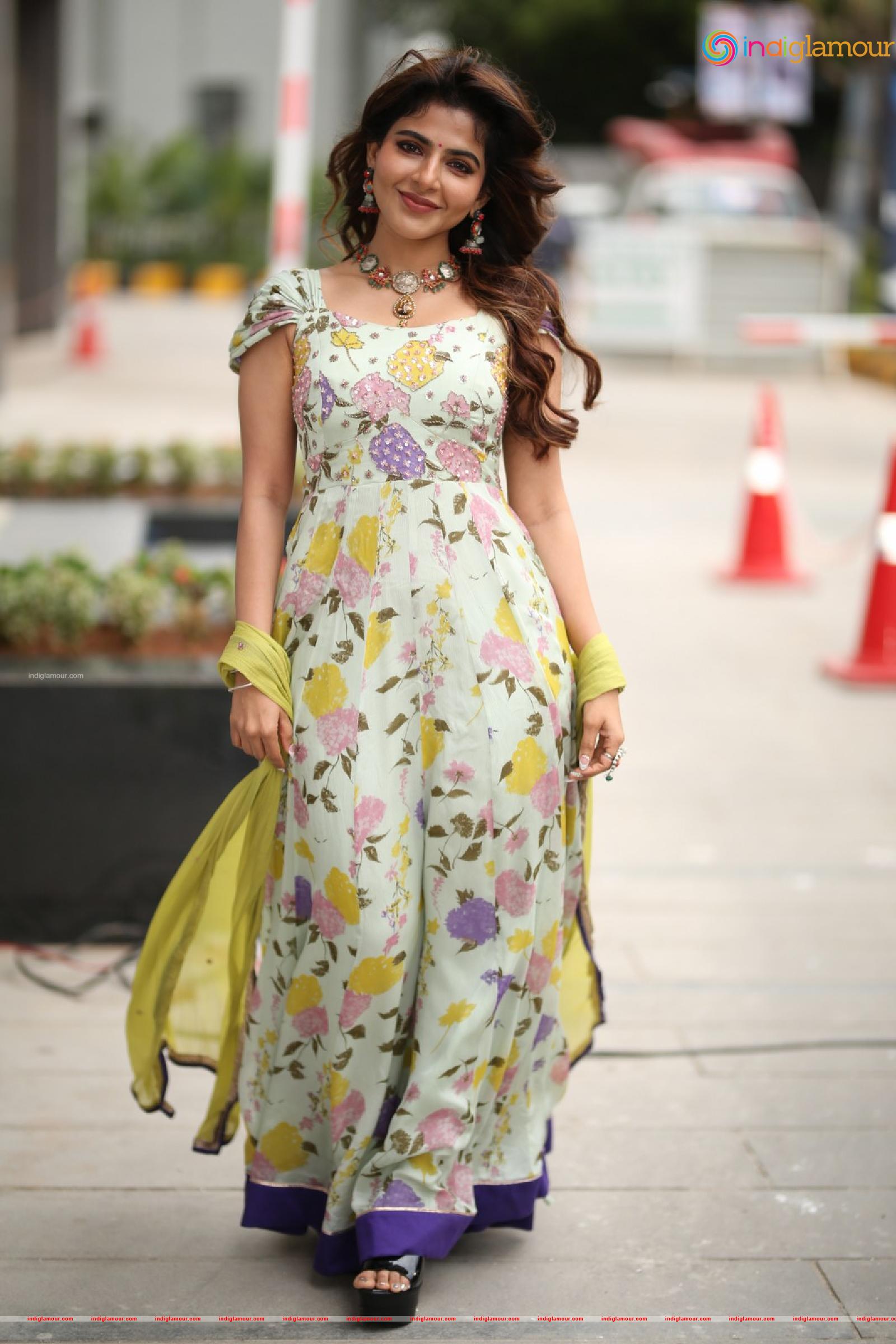 Iswarya Menon Actress hd photo