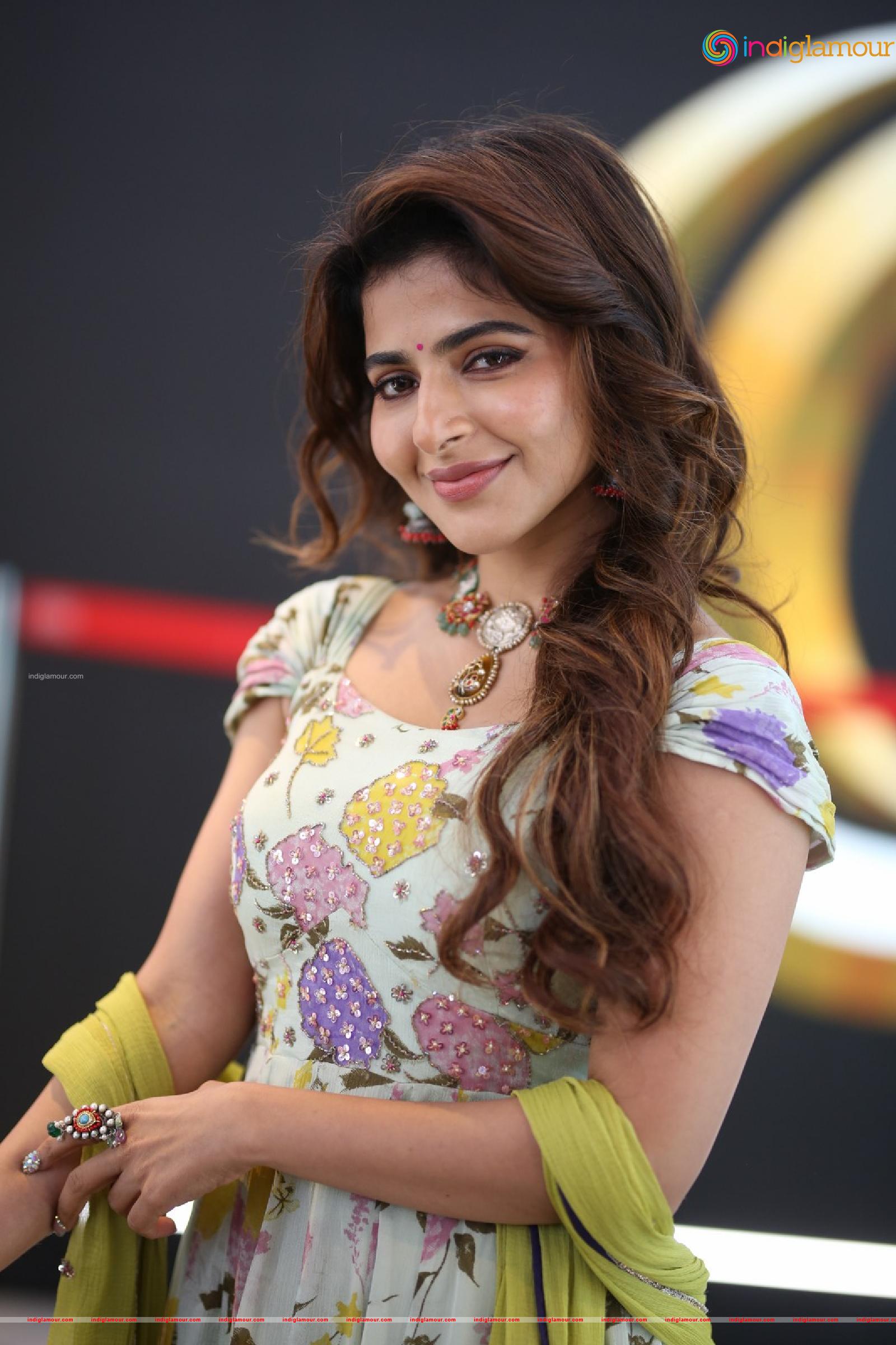 Iswarya Menon Actress hd photo