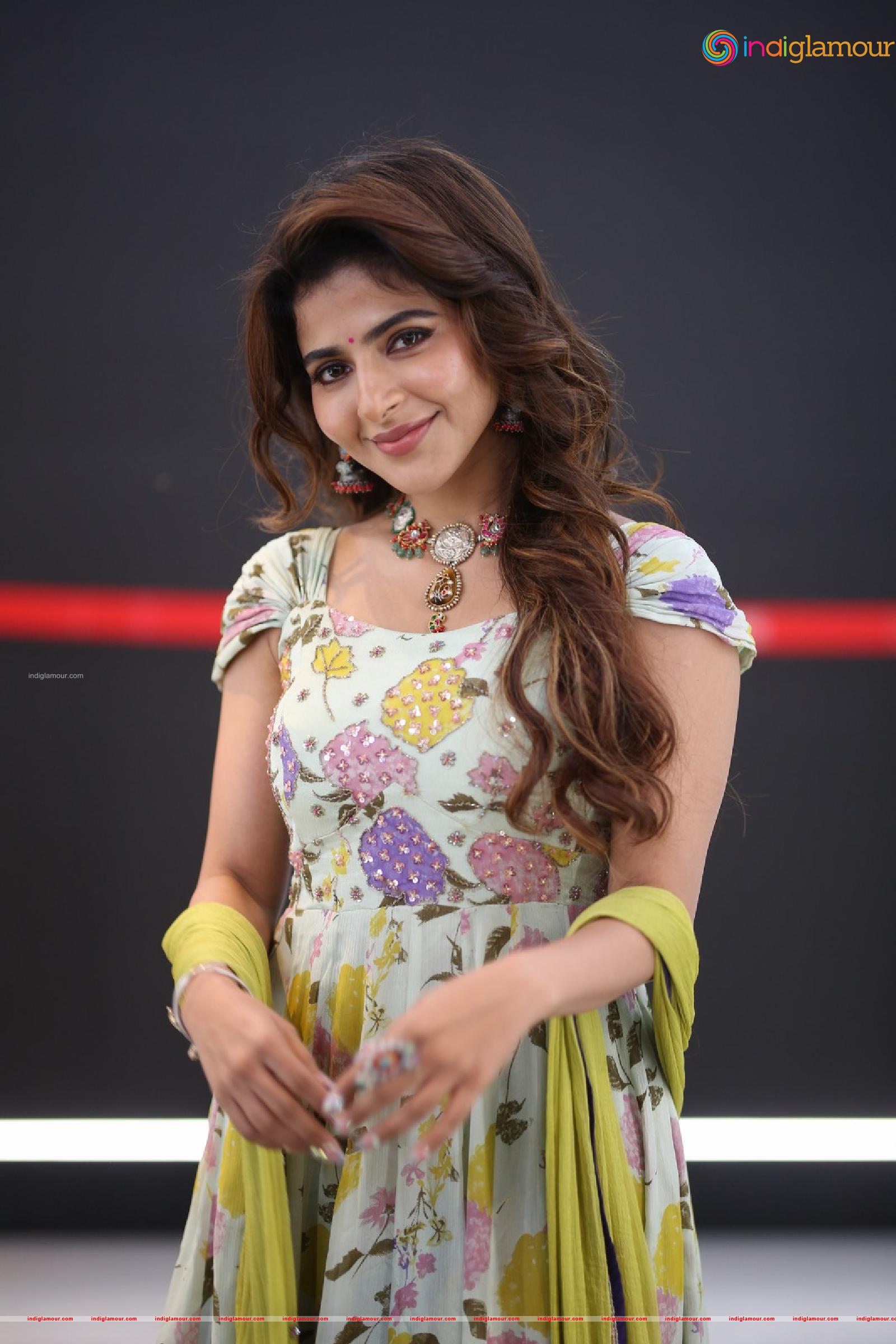 Iswarya Menon Actress hd photo