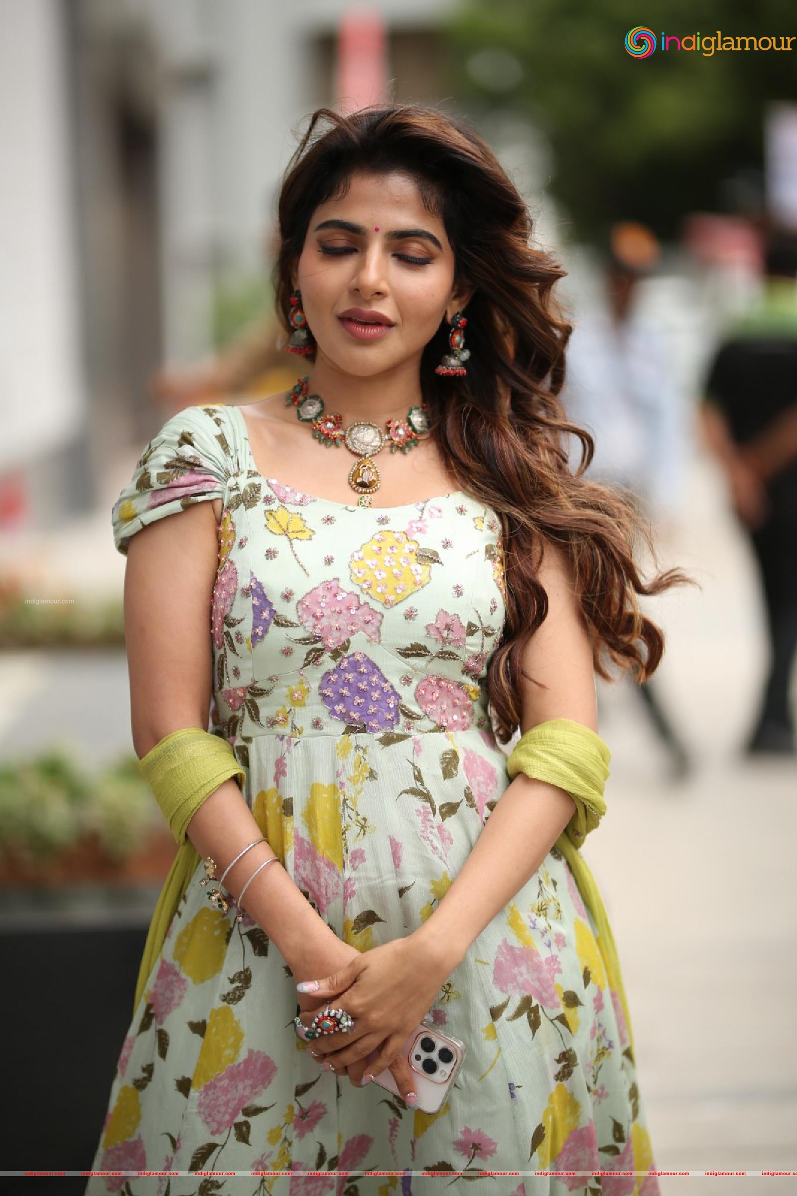 Iswarya Menon Actress hd photo