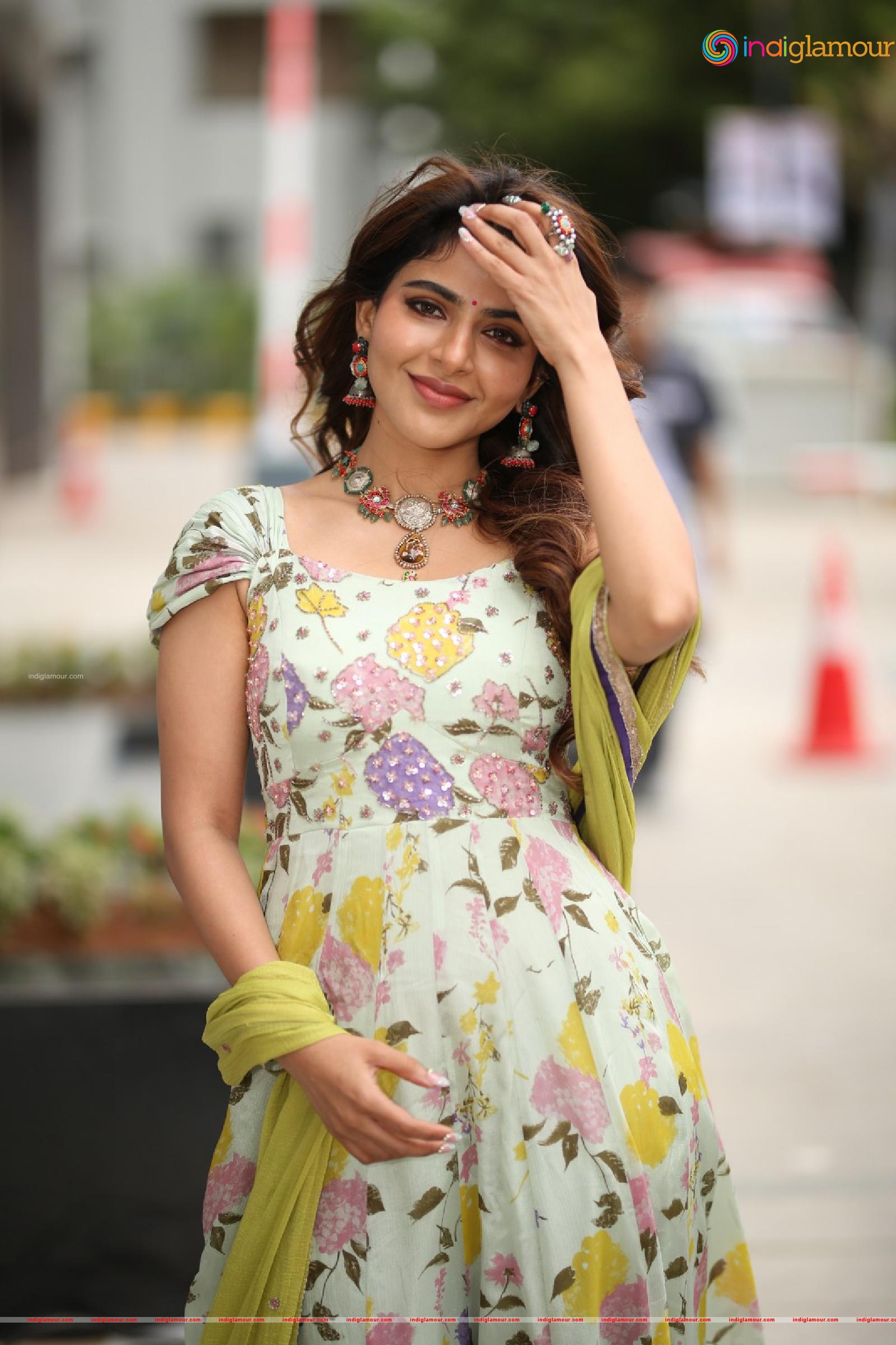 Iswarya Menon Actress hd photo
