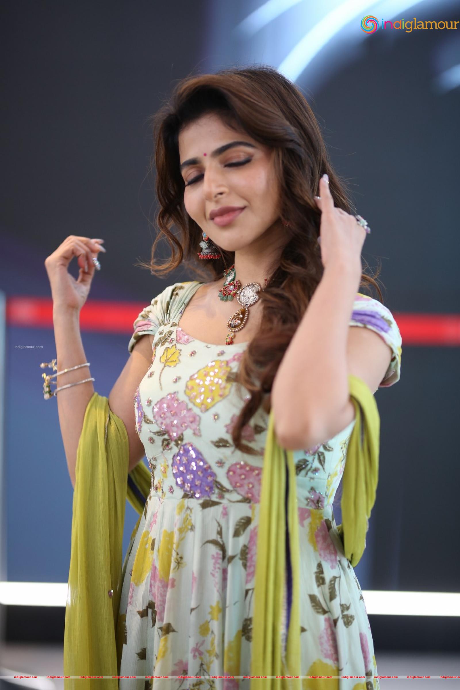 Iswarya Menon Actress hd photo