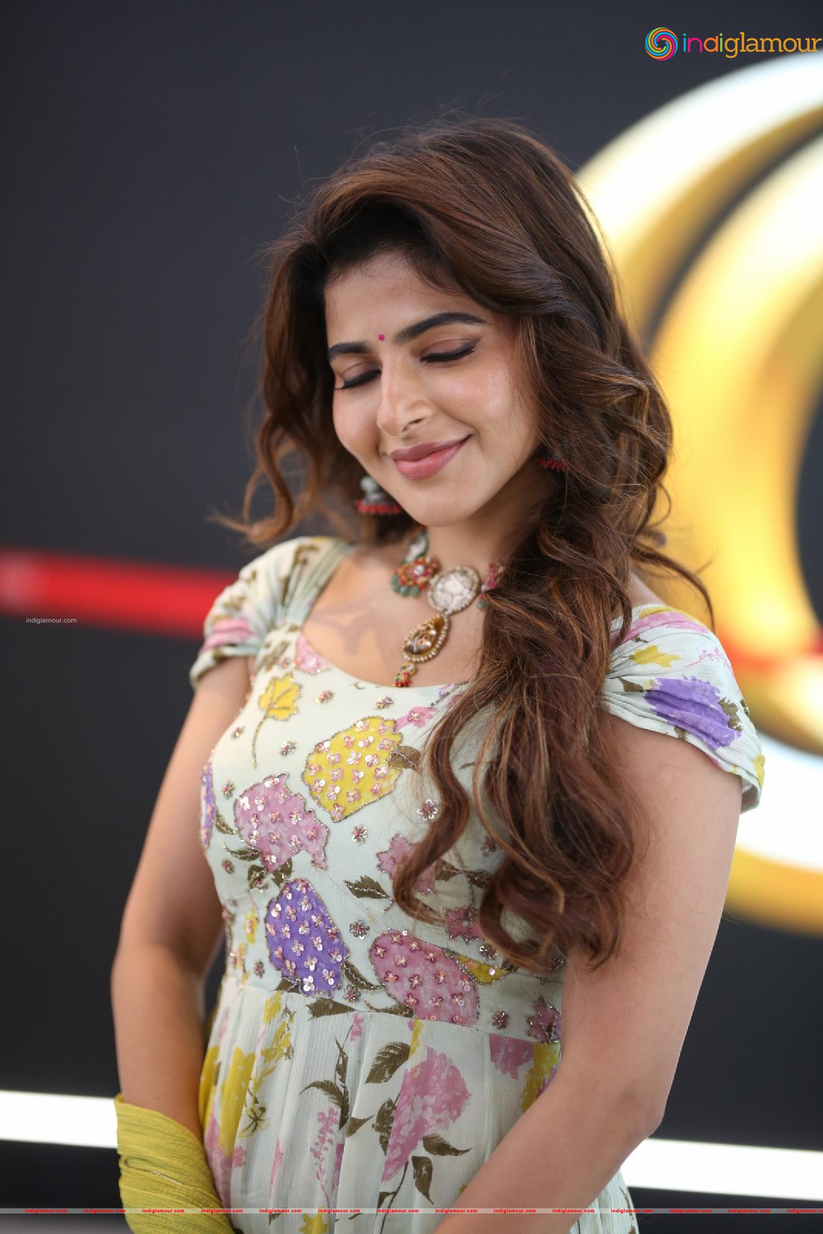 Iswarya Menon Actress hd photo