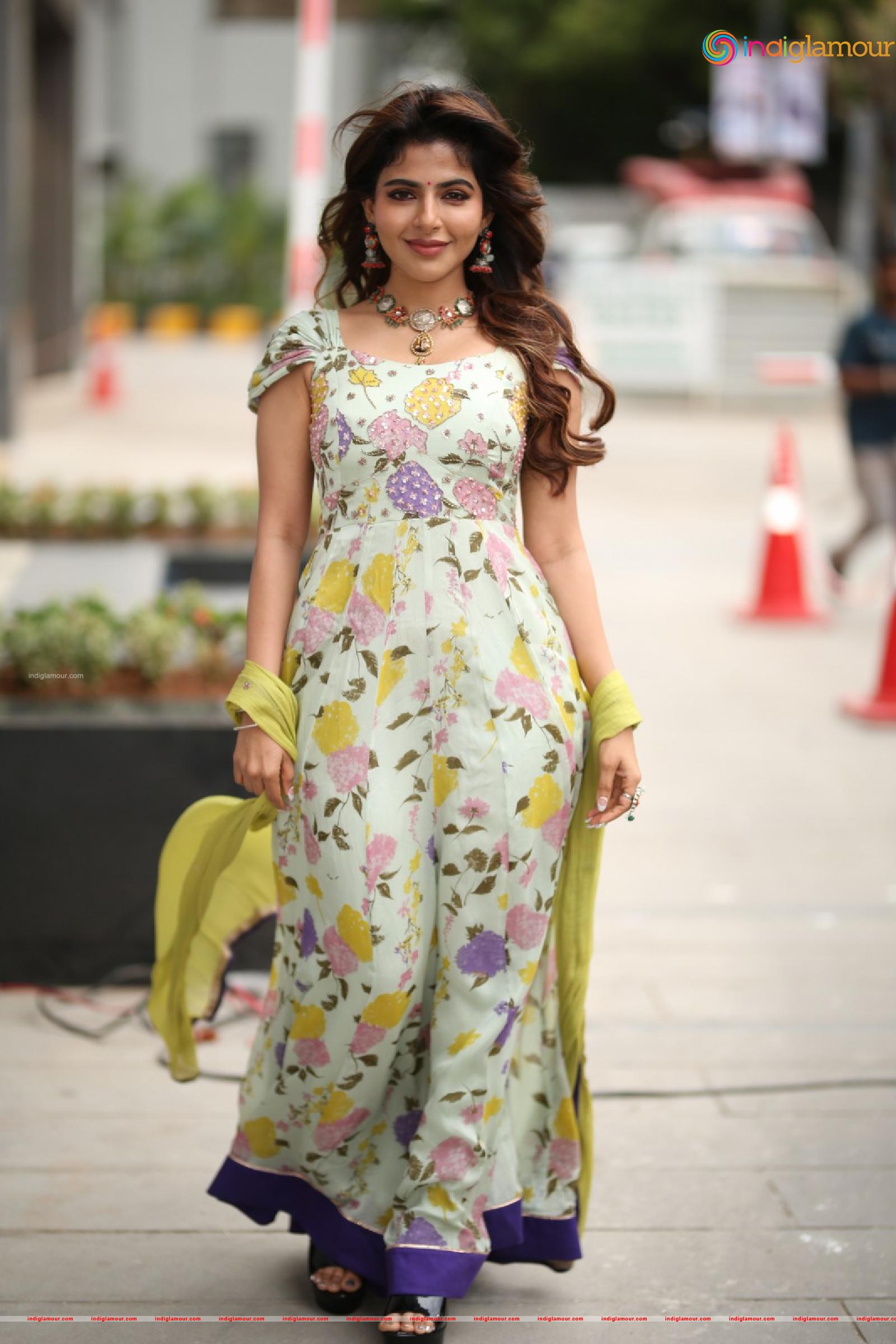 Iswarya Menon Actress hd photo
