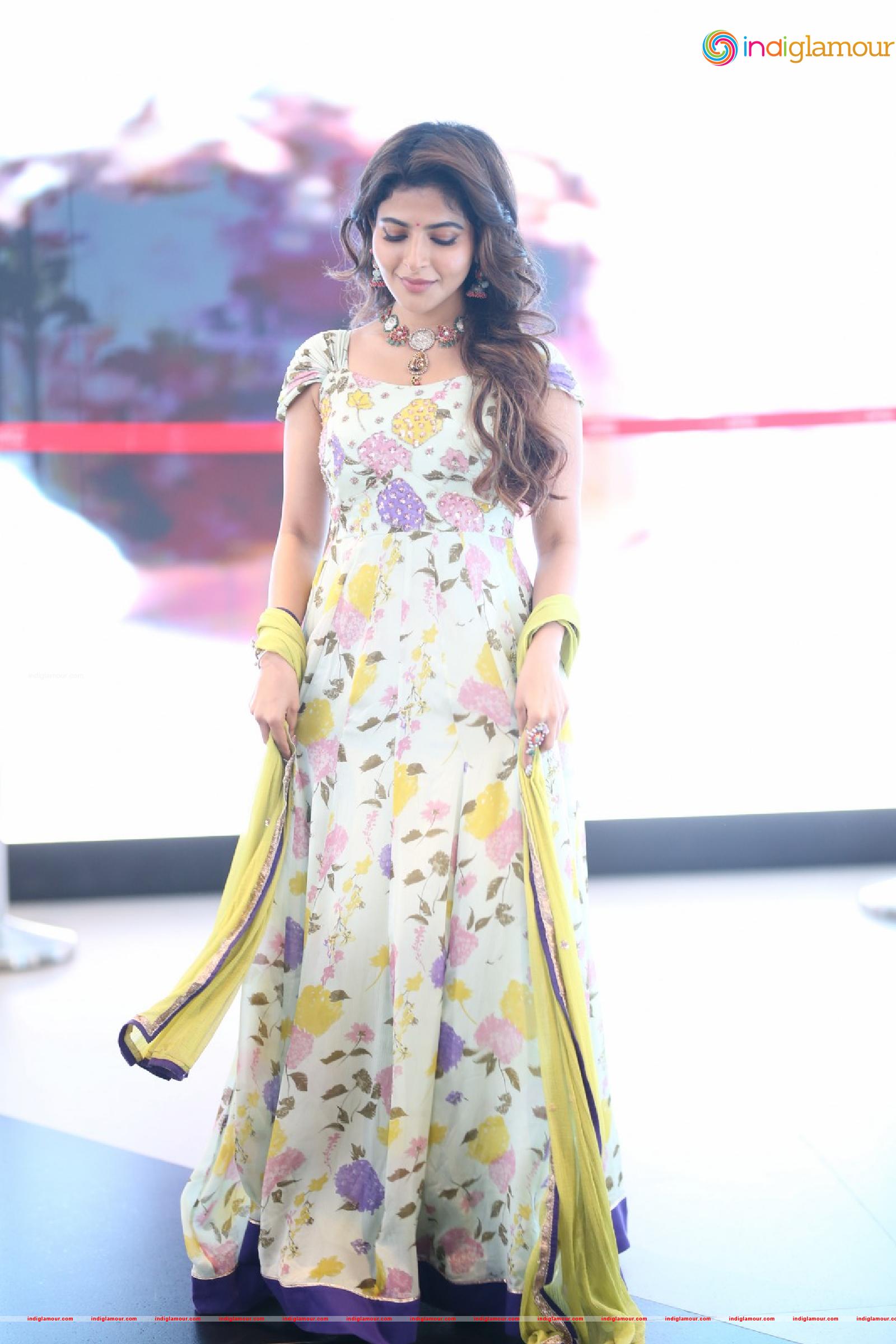 Iswarya Menon Actress hd photo