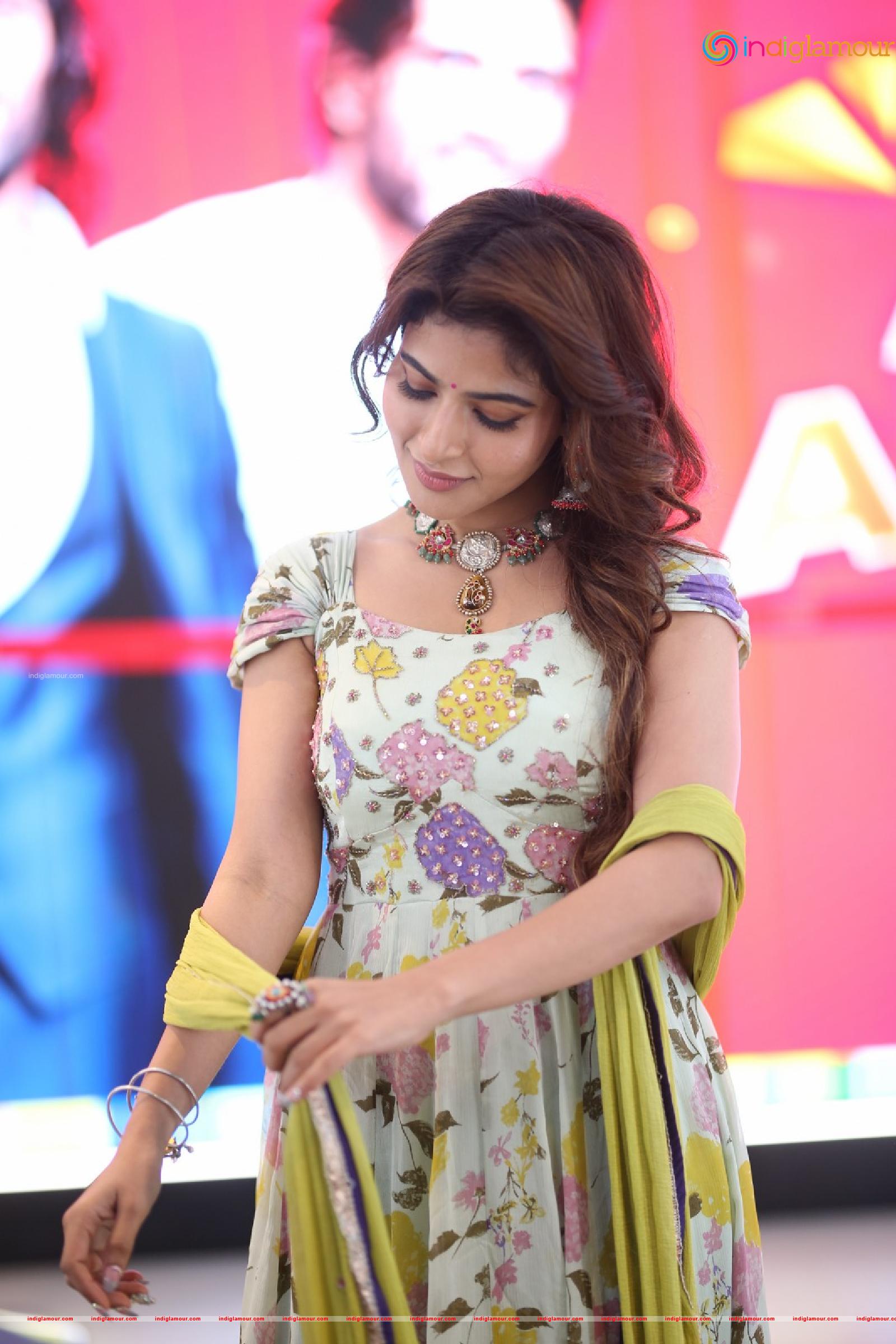 Iswarya Menon Actress hd photo