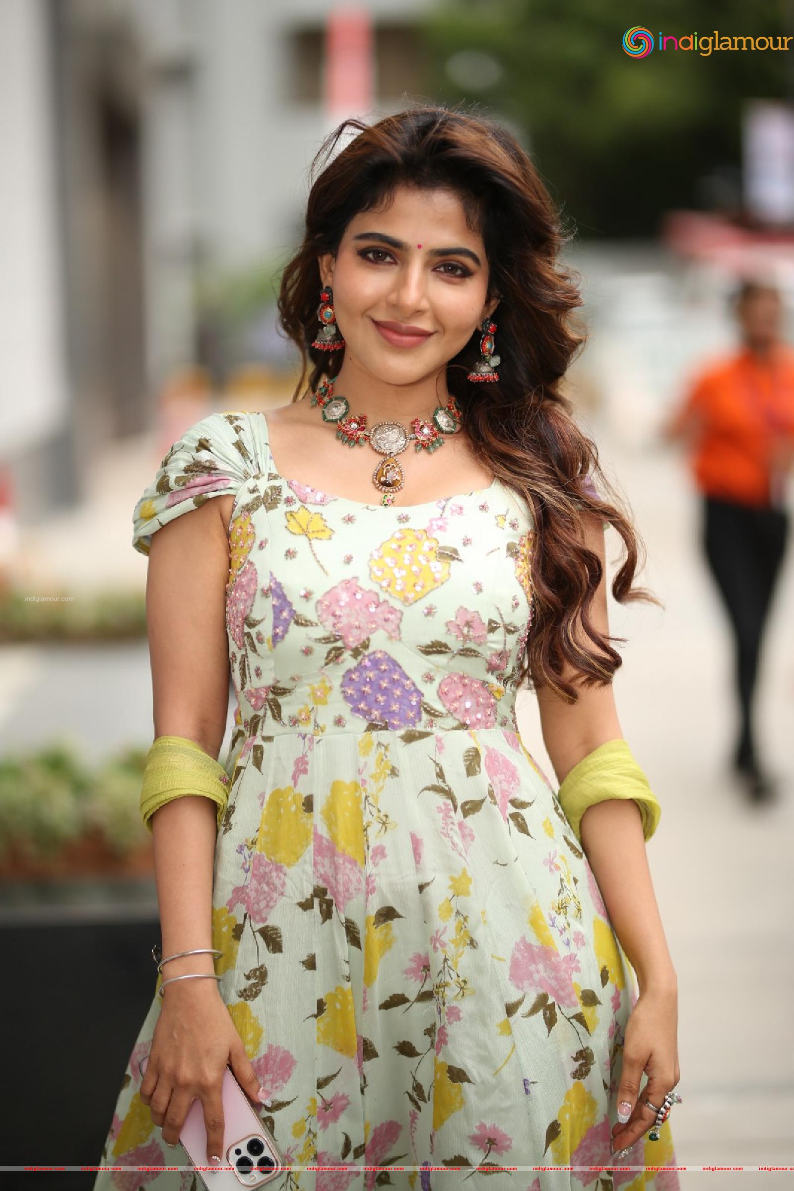 Iswarya Menon Actress hd photo