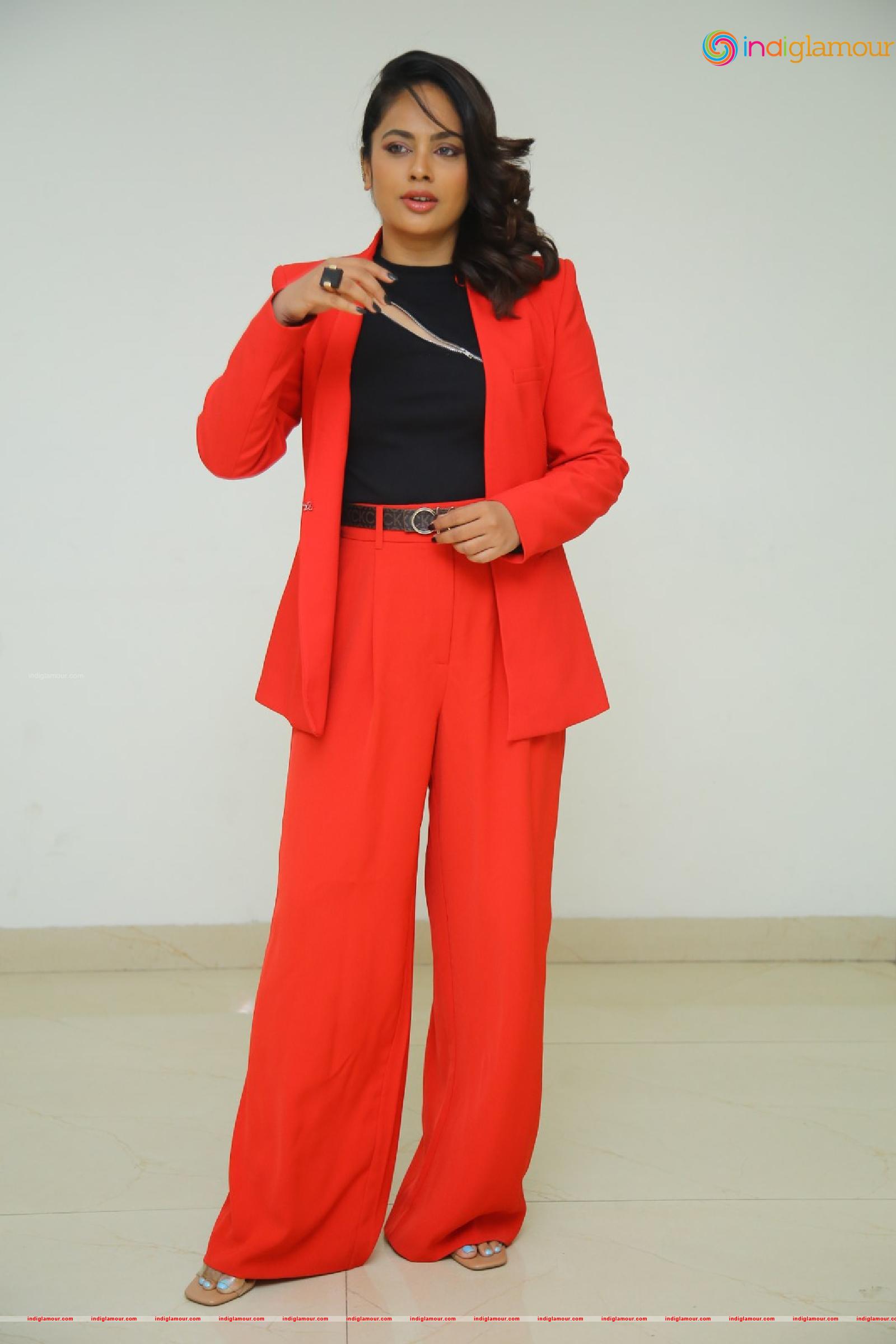 Nanditha Swetha Actress hd photo
