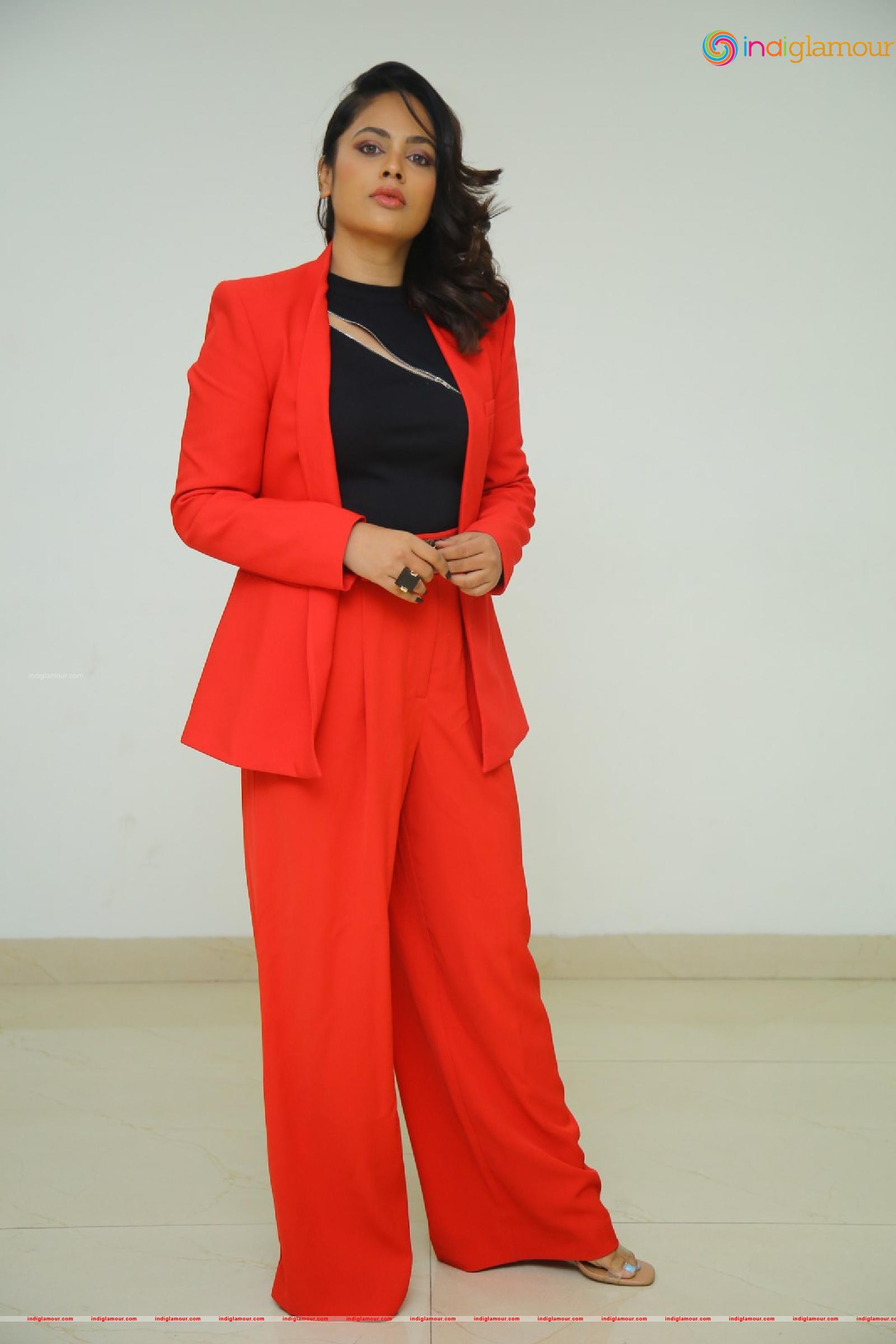 Nanditha Swetha Actress hd photo