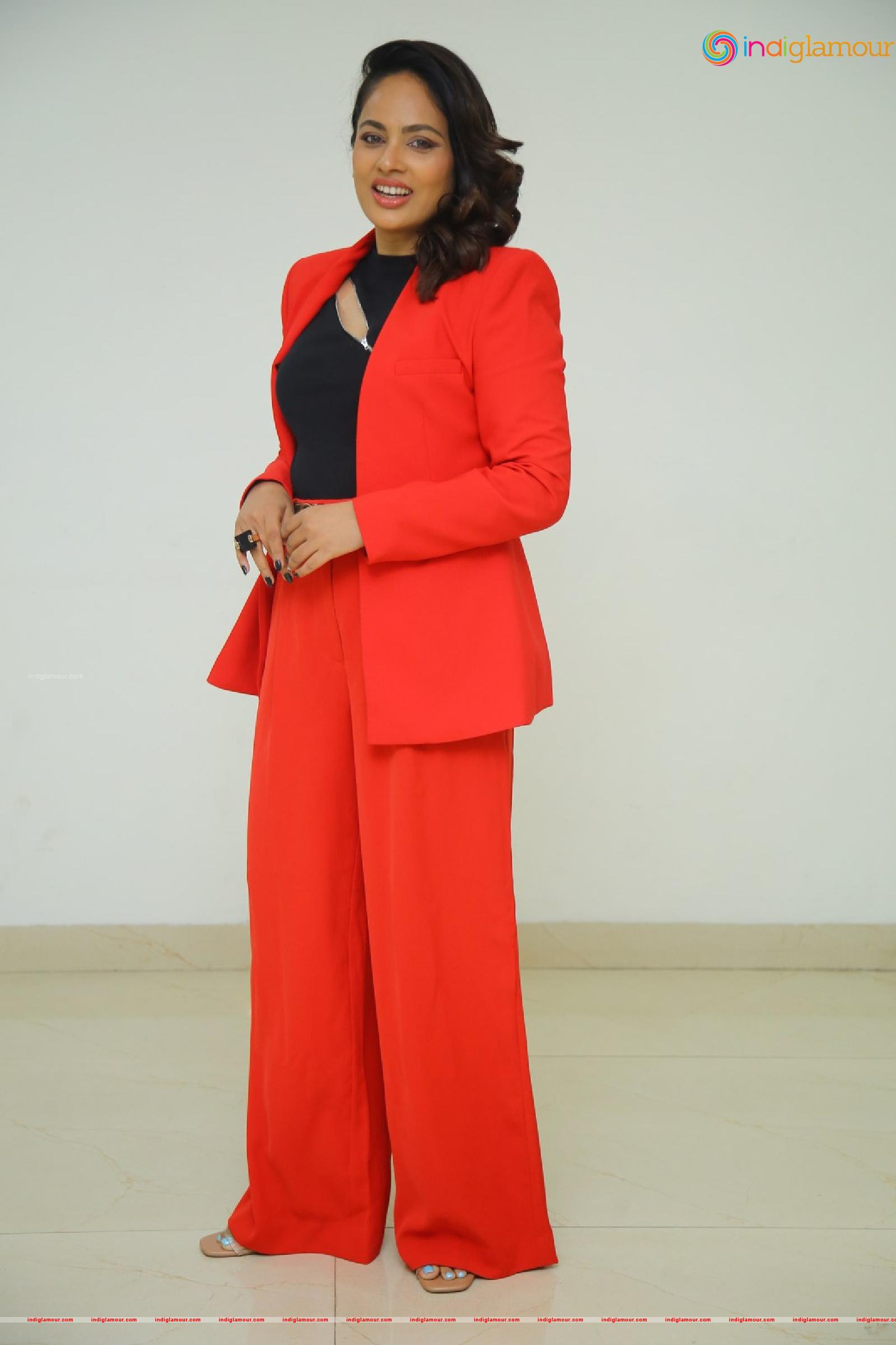 Nanditha Swetha Actress hd photo
