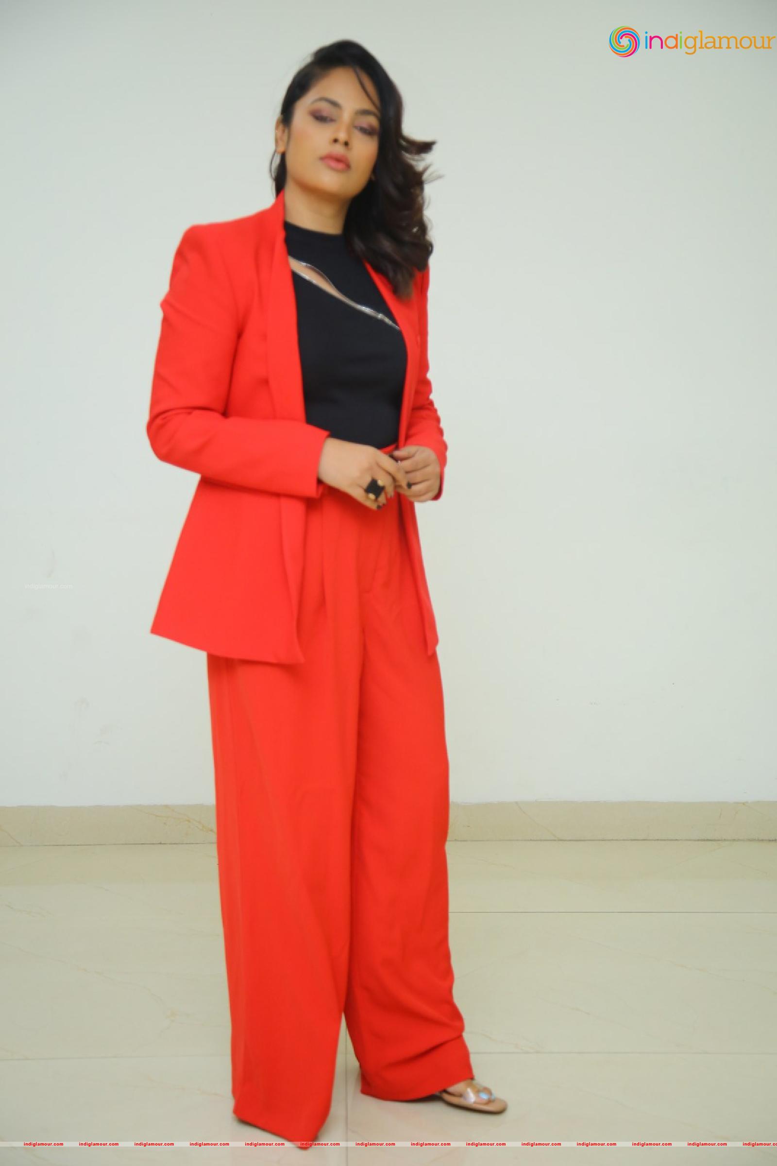 Nanditha Swetha Actress hd photo