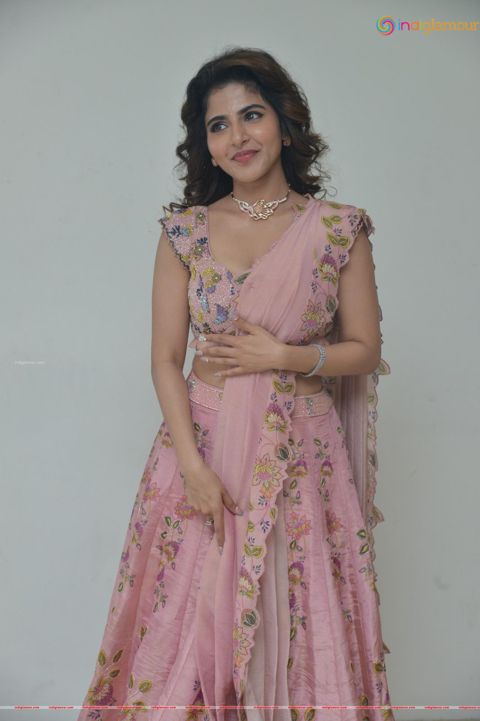 Iswarya Menon Actress hd photo