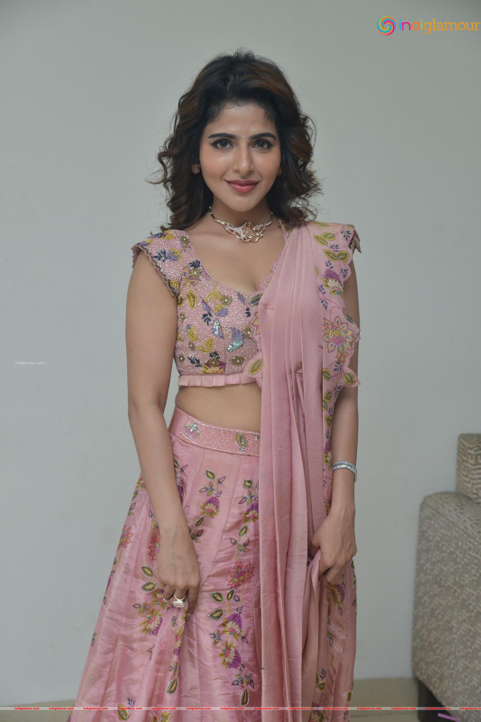 Iswarya Menon Actress hd photo