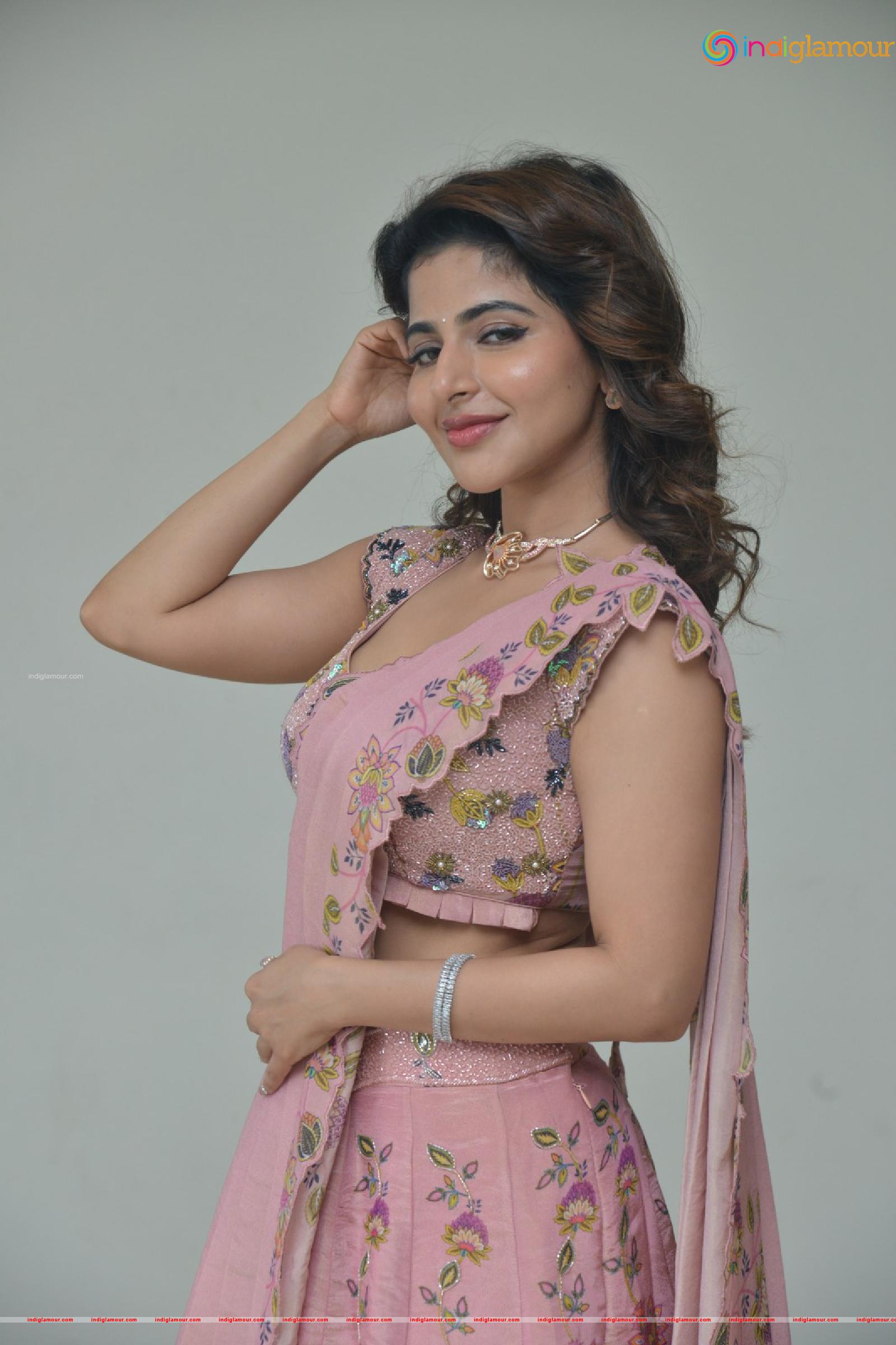 Iswarya Menon Actress hd photo
