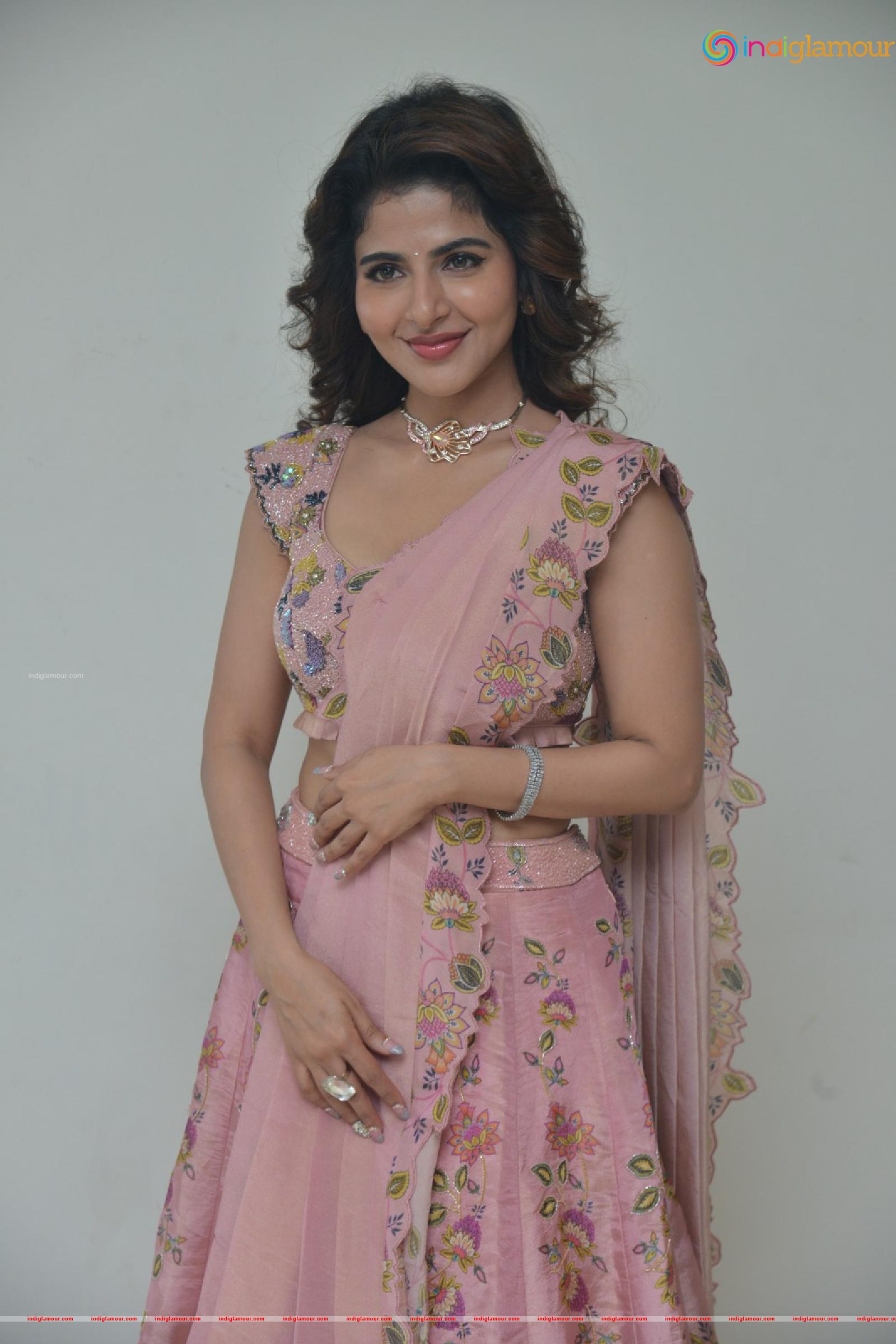 Iswarya Menon Actress hd photo