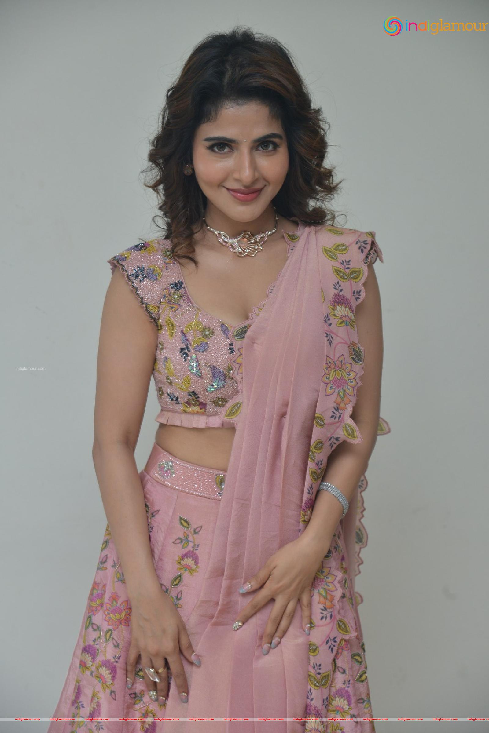 Iswarya Menon Actress hd photo