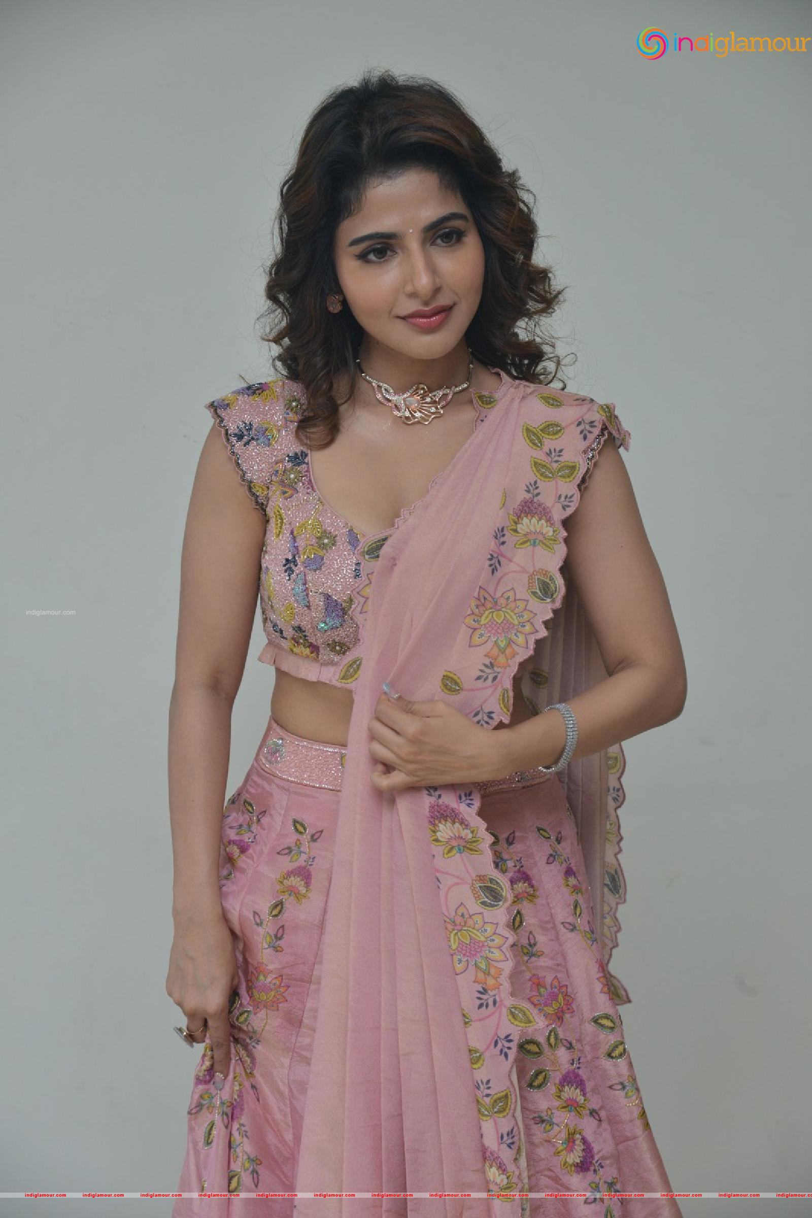 Iswarya Menon Actress hd photo