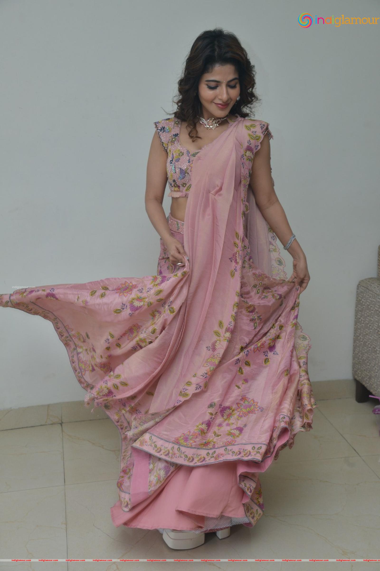 Iswarya Menon Actress hd photo