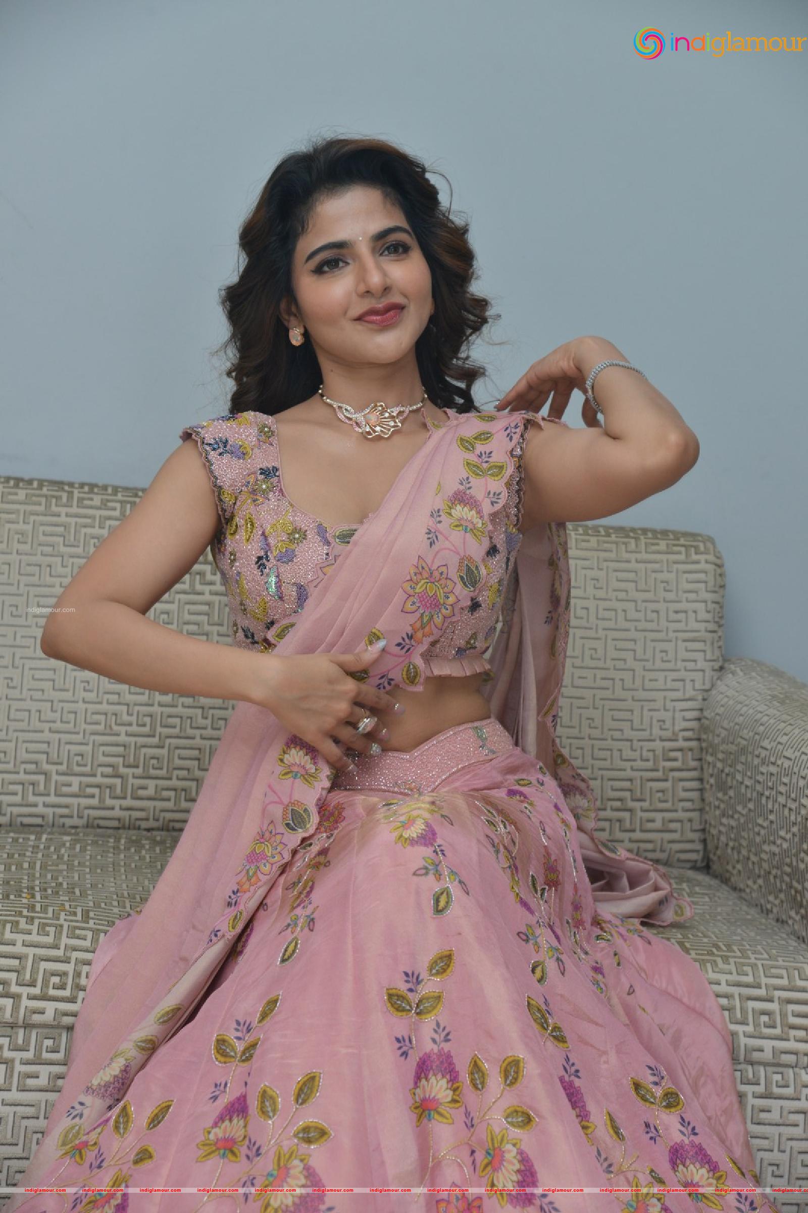 Iswarya Menon Actress hd photo
