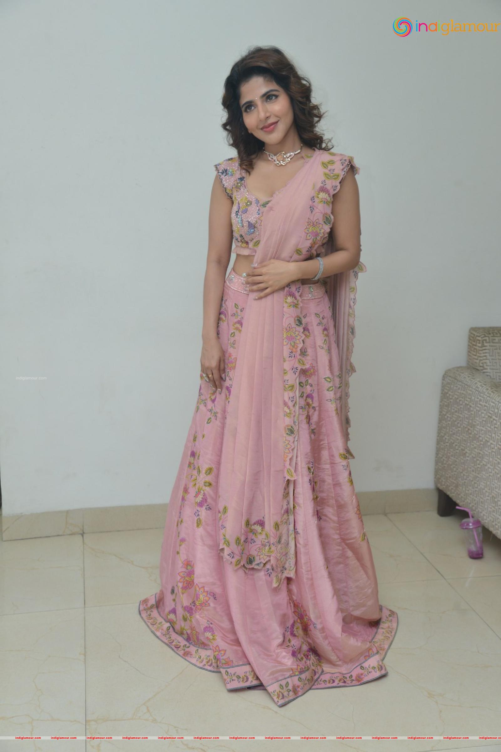 Iswarya Menon Actress hd photo