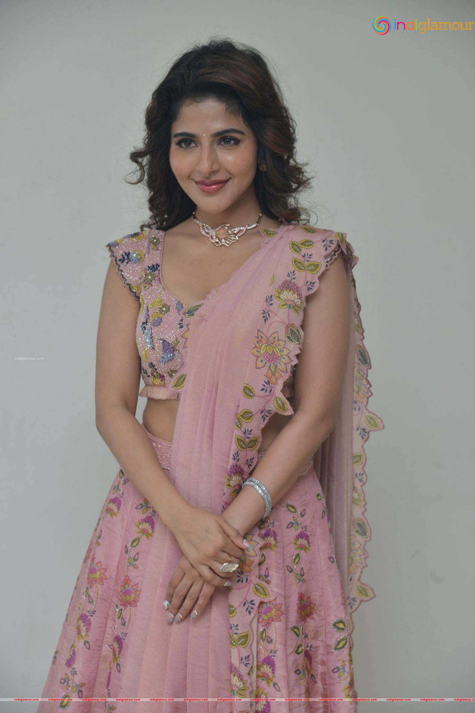 Iswarya Menon Actress hd photo