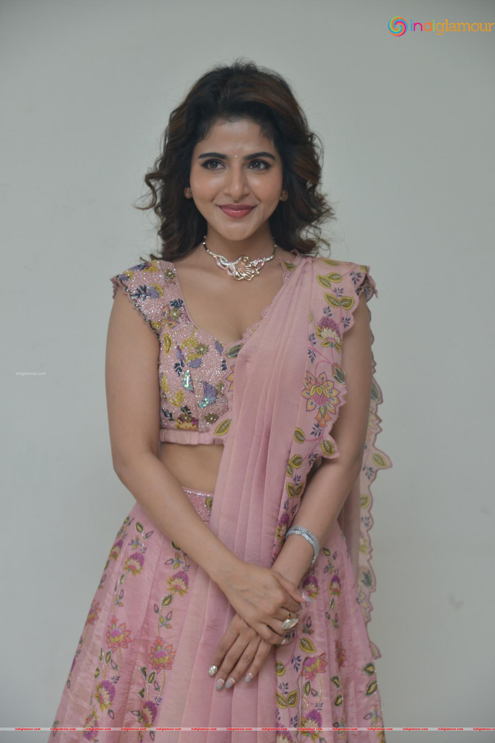 Iswarya Menon Actress hd photo