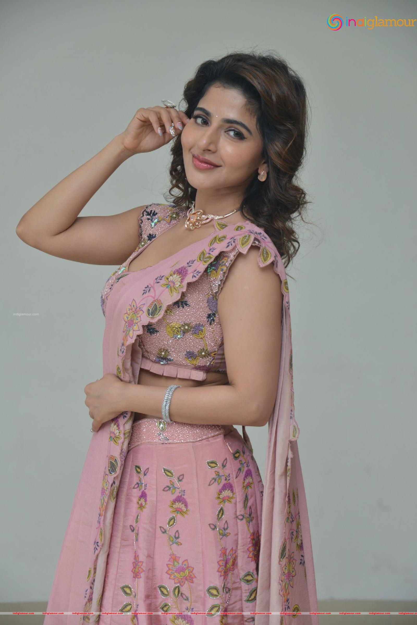 Iswarya Menon Actress hd photo