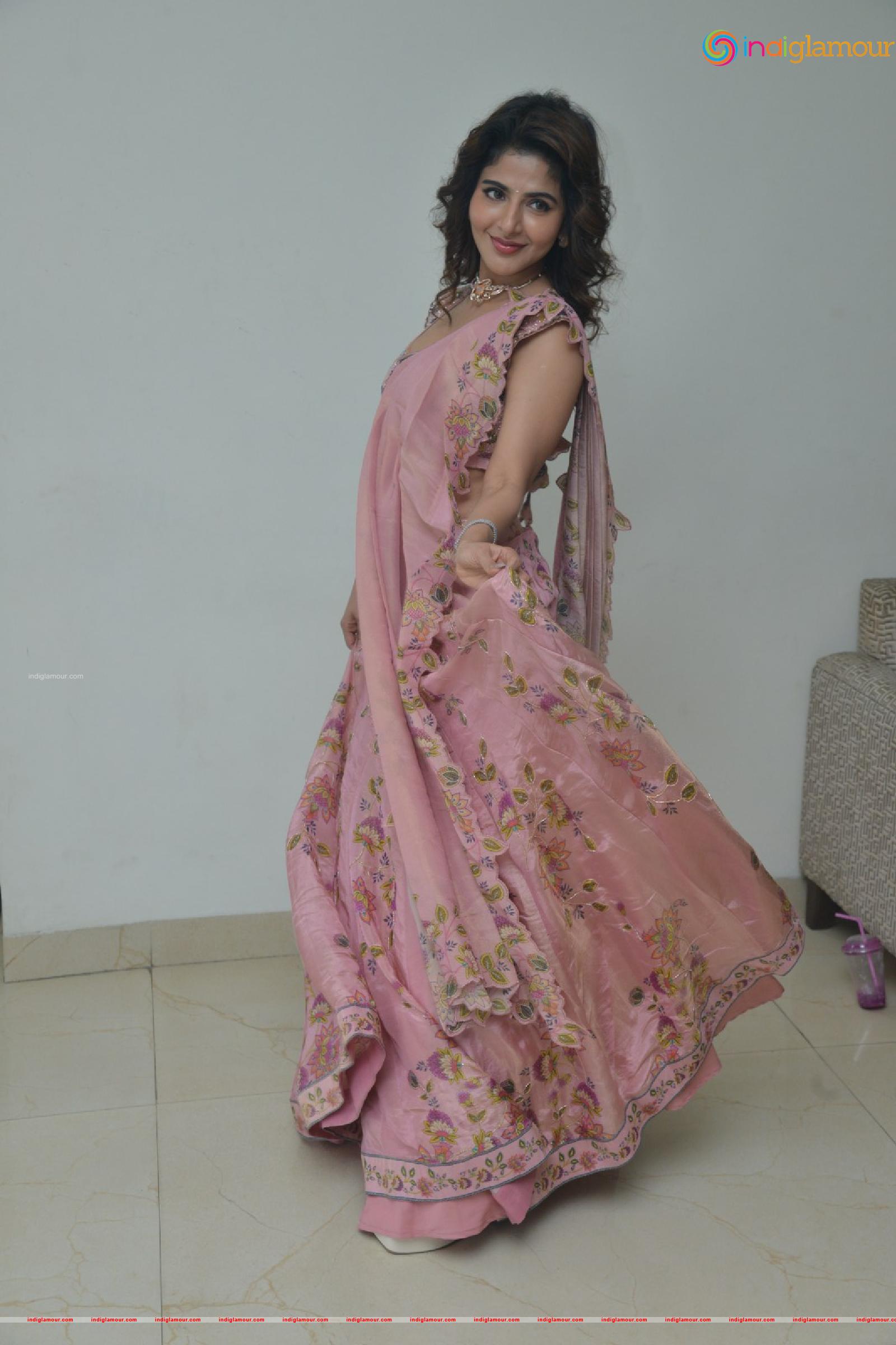 Iswarya Menon Actress hd photo