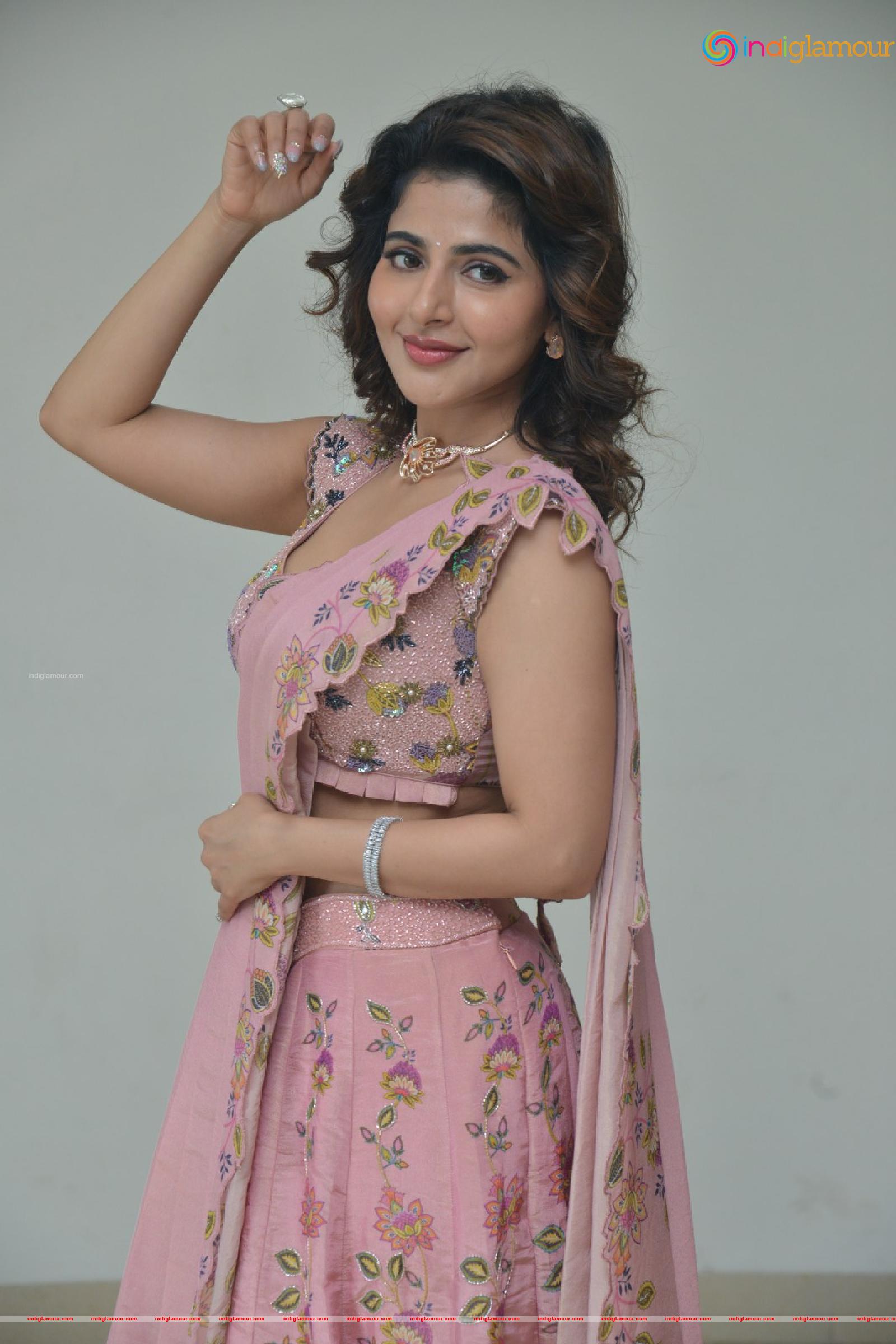 Iswarya Menon Actress hd photo