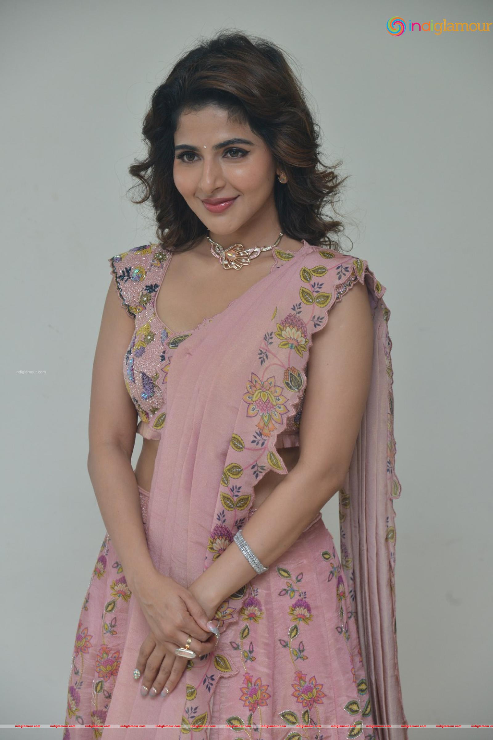 Iswarya Menon Actress hd photo