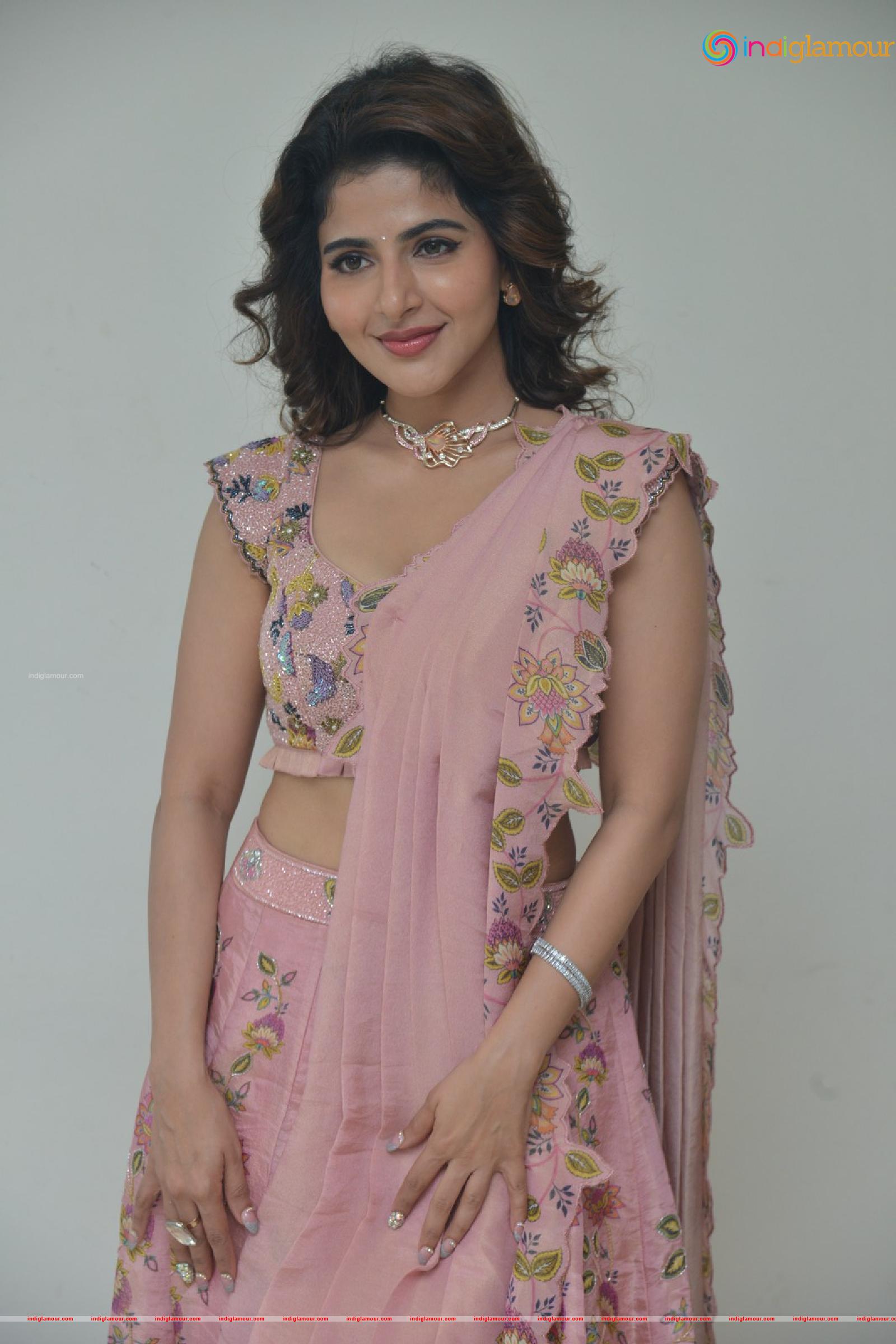 Iswarya Menon Actress hd photo