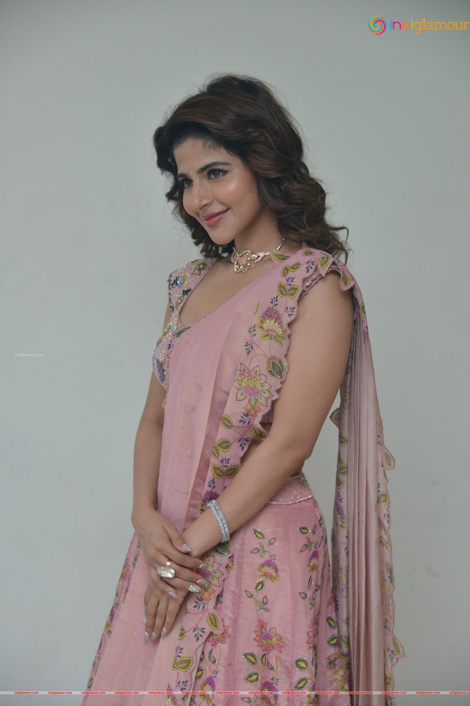 Iswarya Menon Actress hd photo