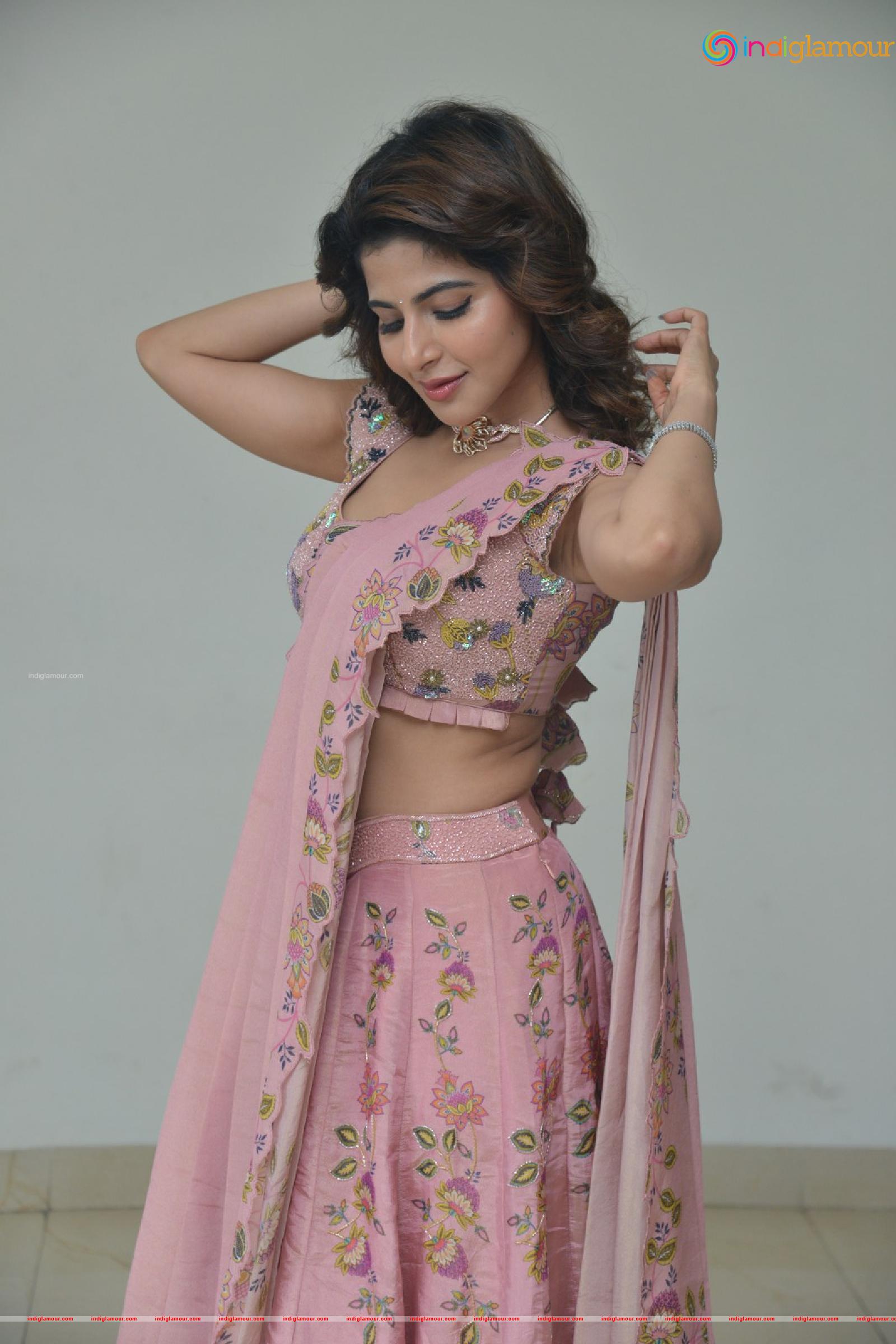 Iswarya Menon Actress hd photo
