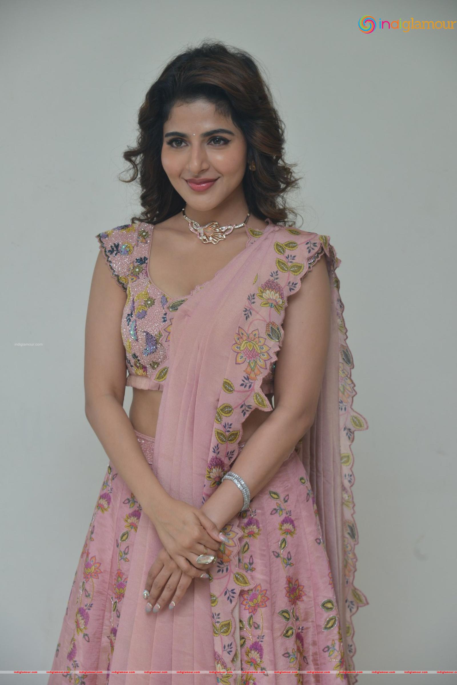 Iswarya Menon Actress hd photo