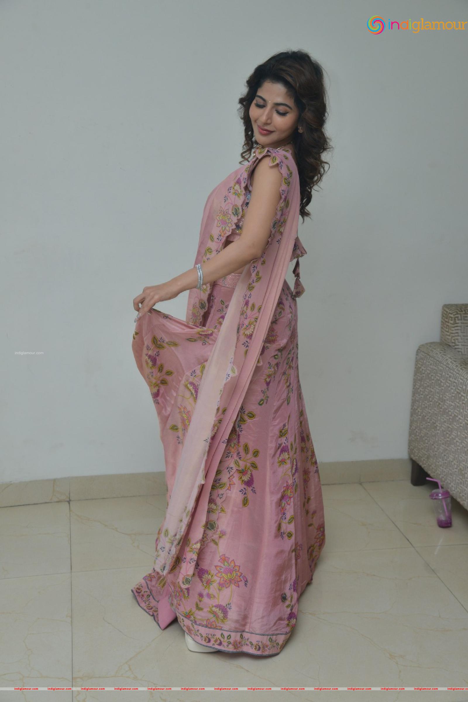 Iswarya Menon Actress hd photo