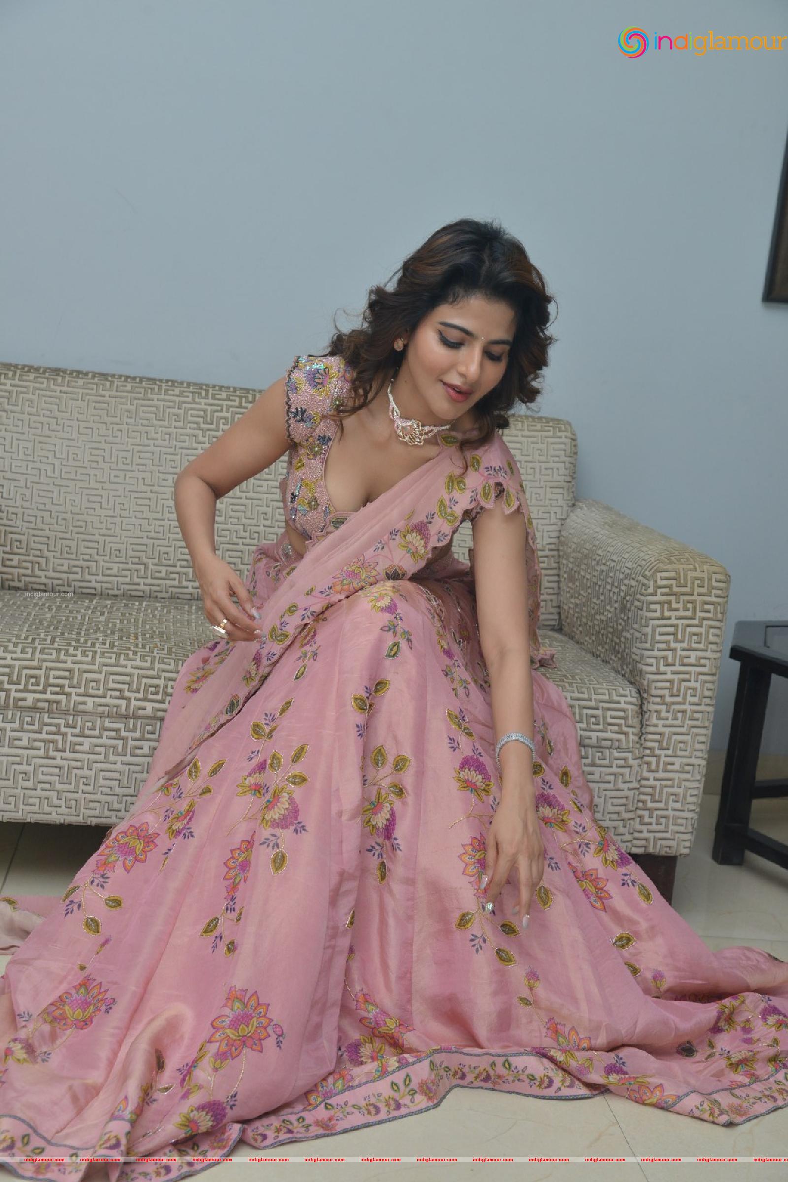 Iswarya Menon Actress hd photo