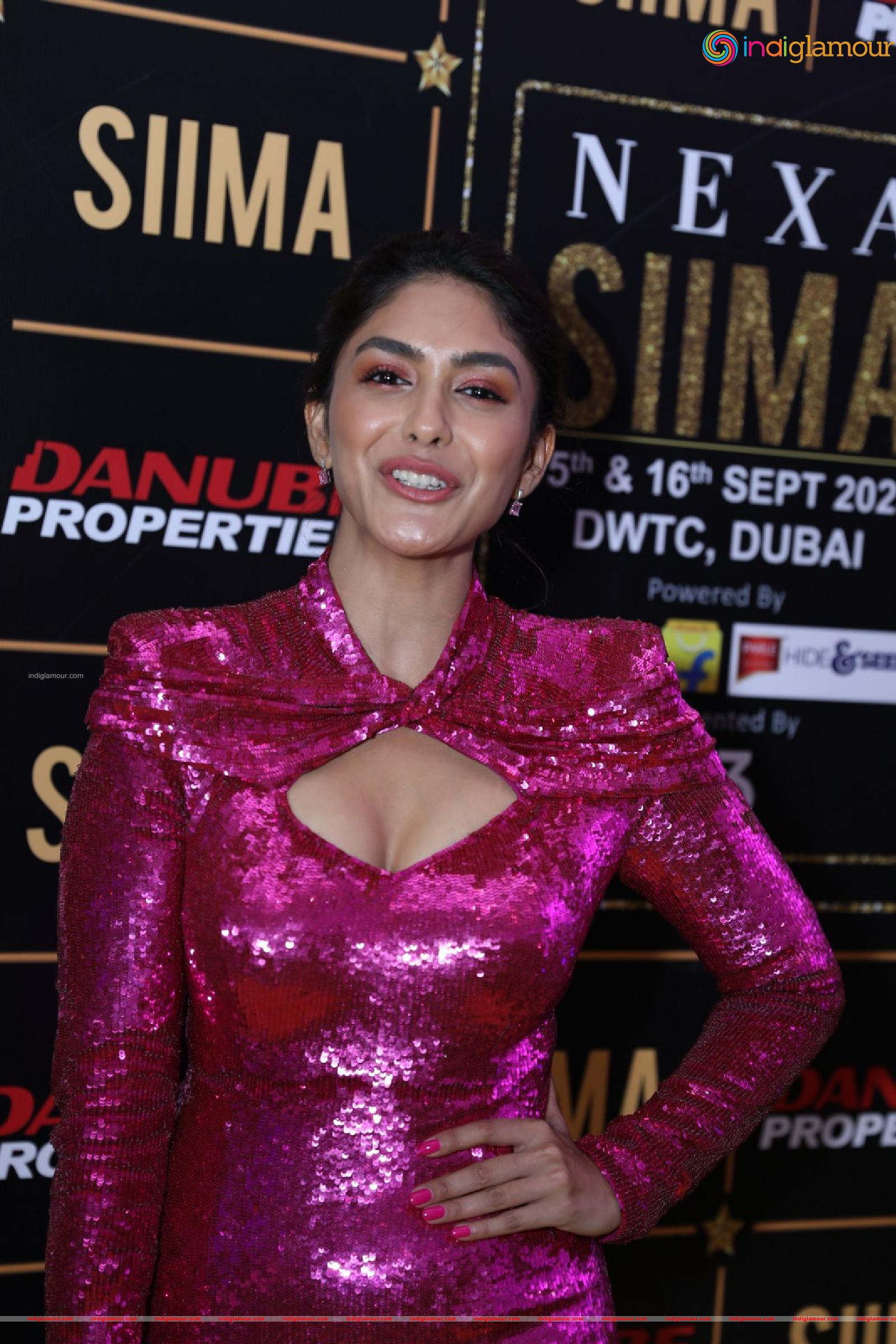 Mrunal Thakur Actress hd photo