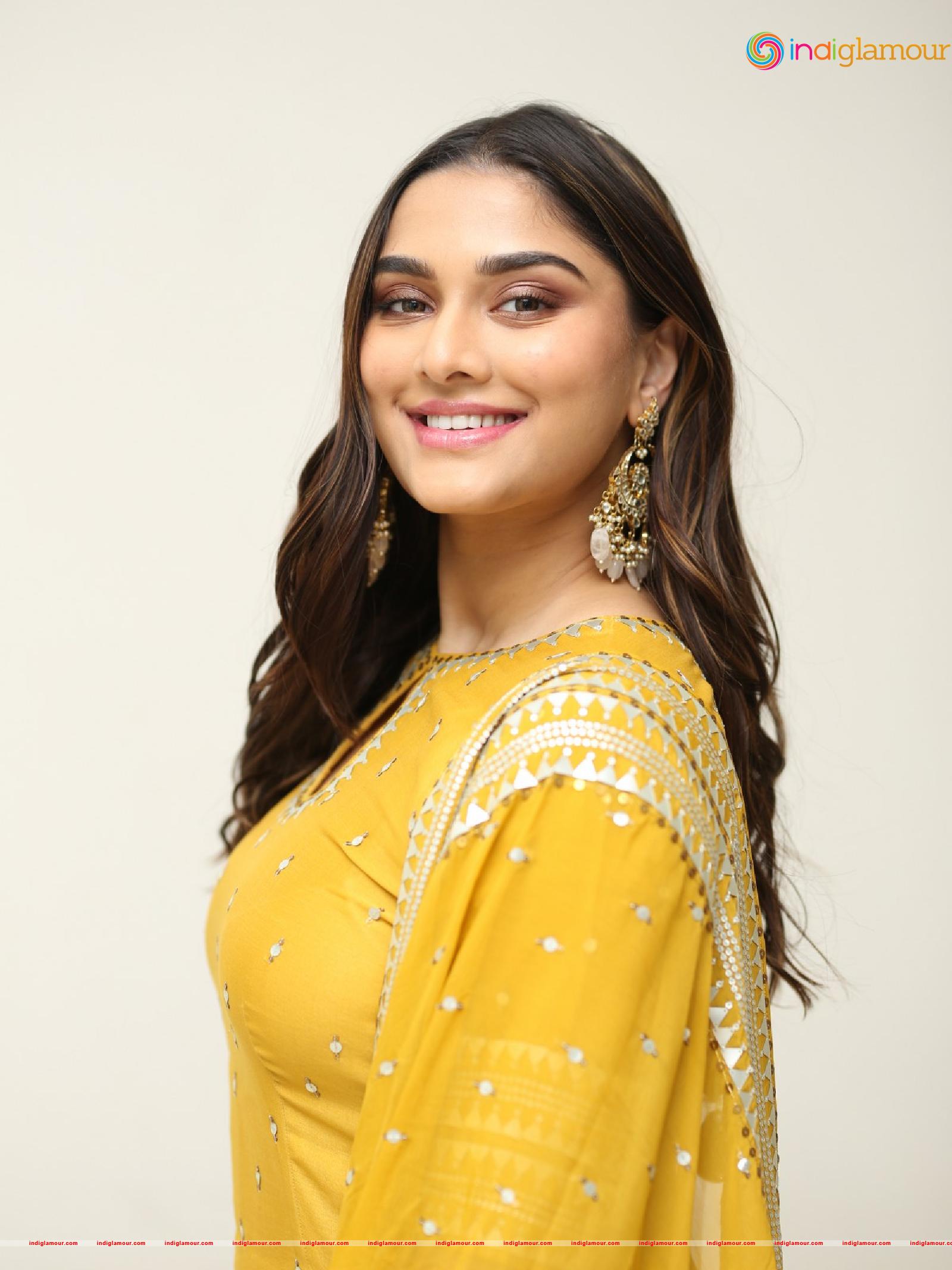 Saiee Manjrekar Actress hd photo
