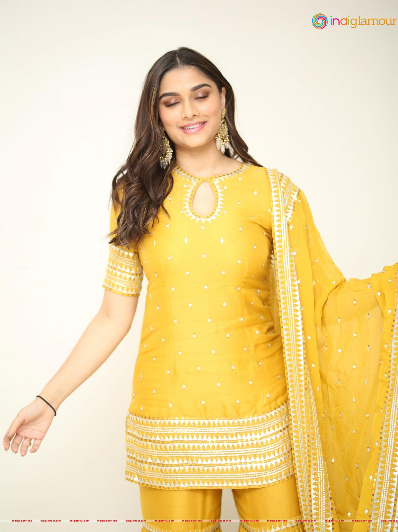 Saiee Manjrekar Actress hd photo