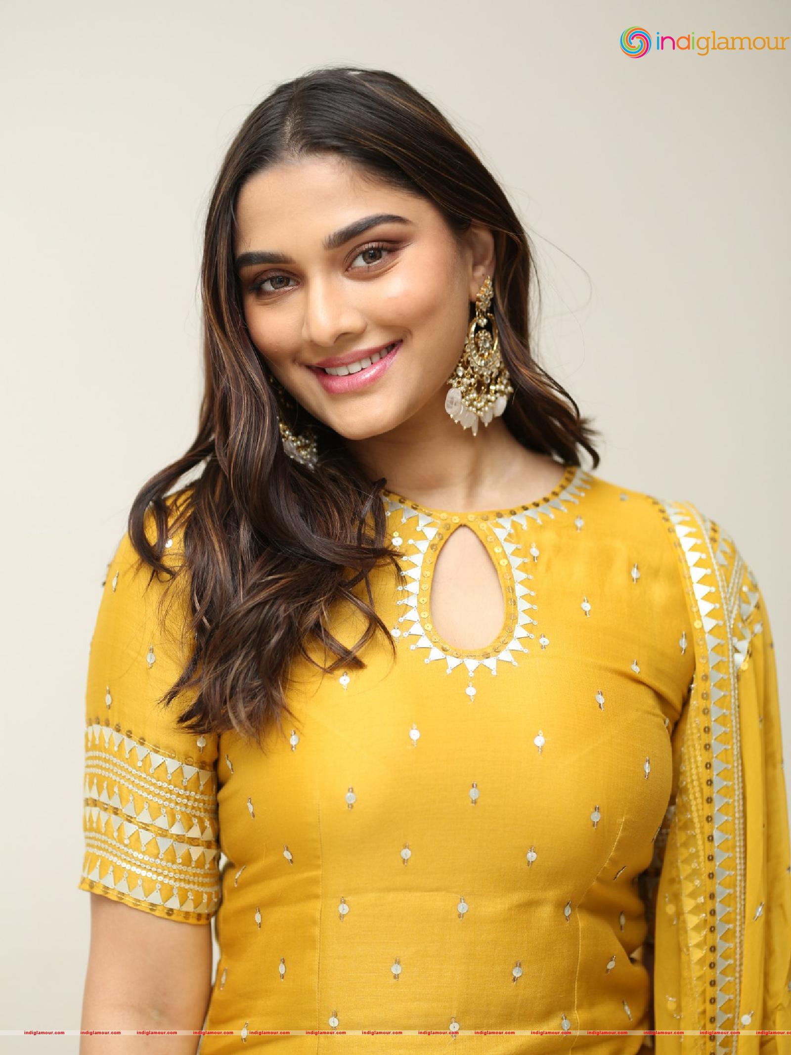 Saiee Manjrekar Actress hd photo