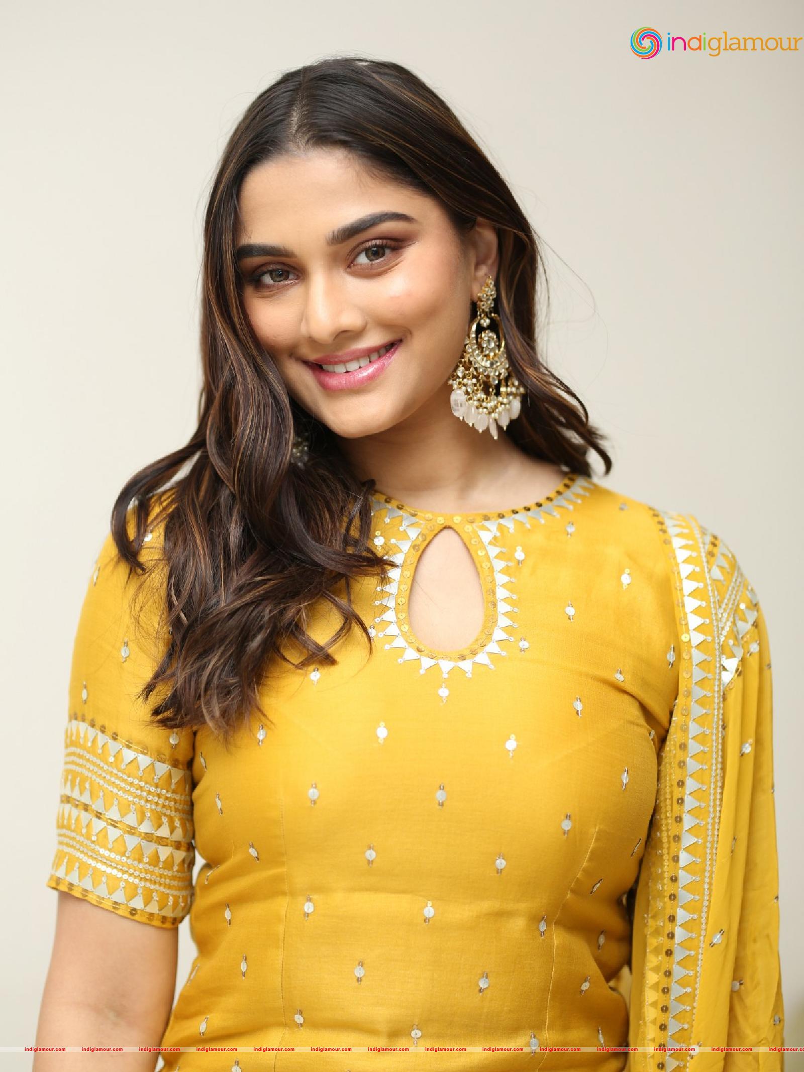 Saiee Manjrekar Actress hd photo