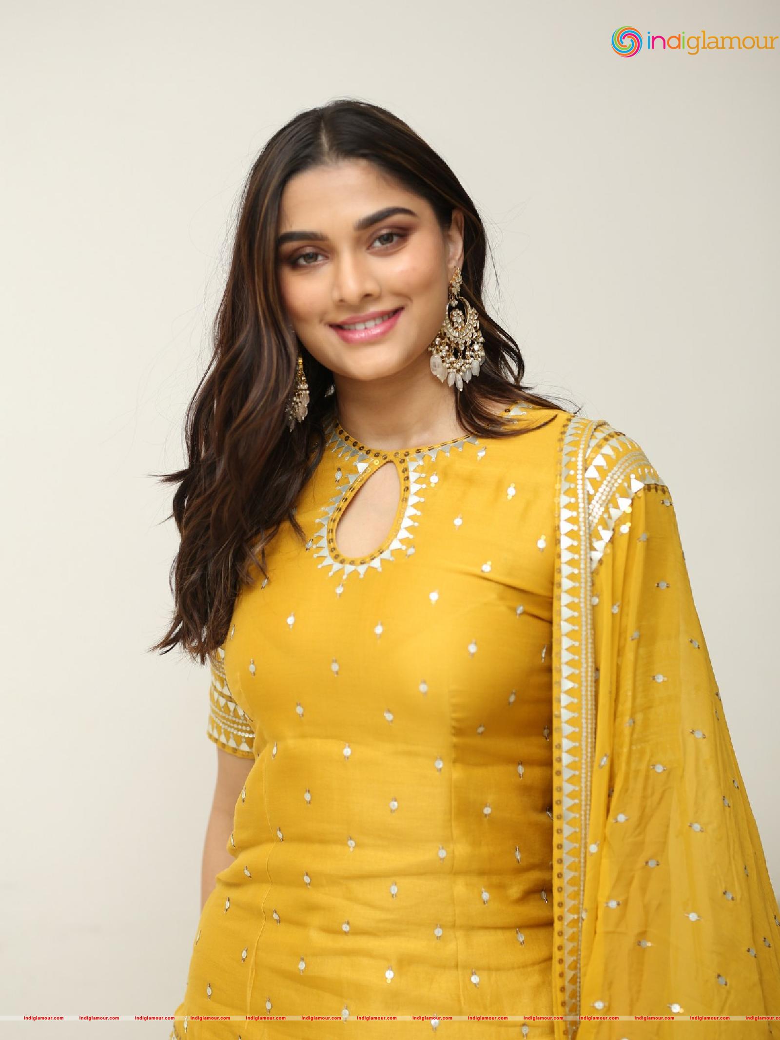 Saiee Manjrekar Actress hd photo
