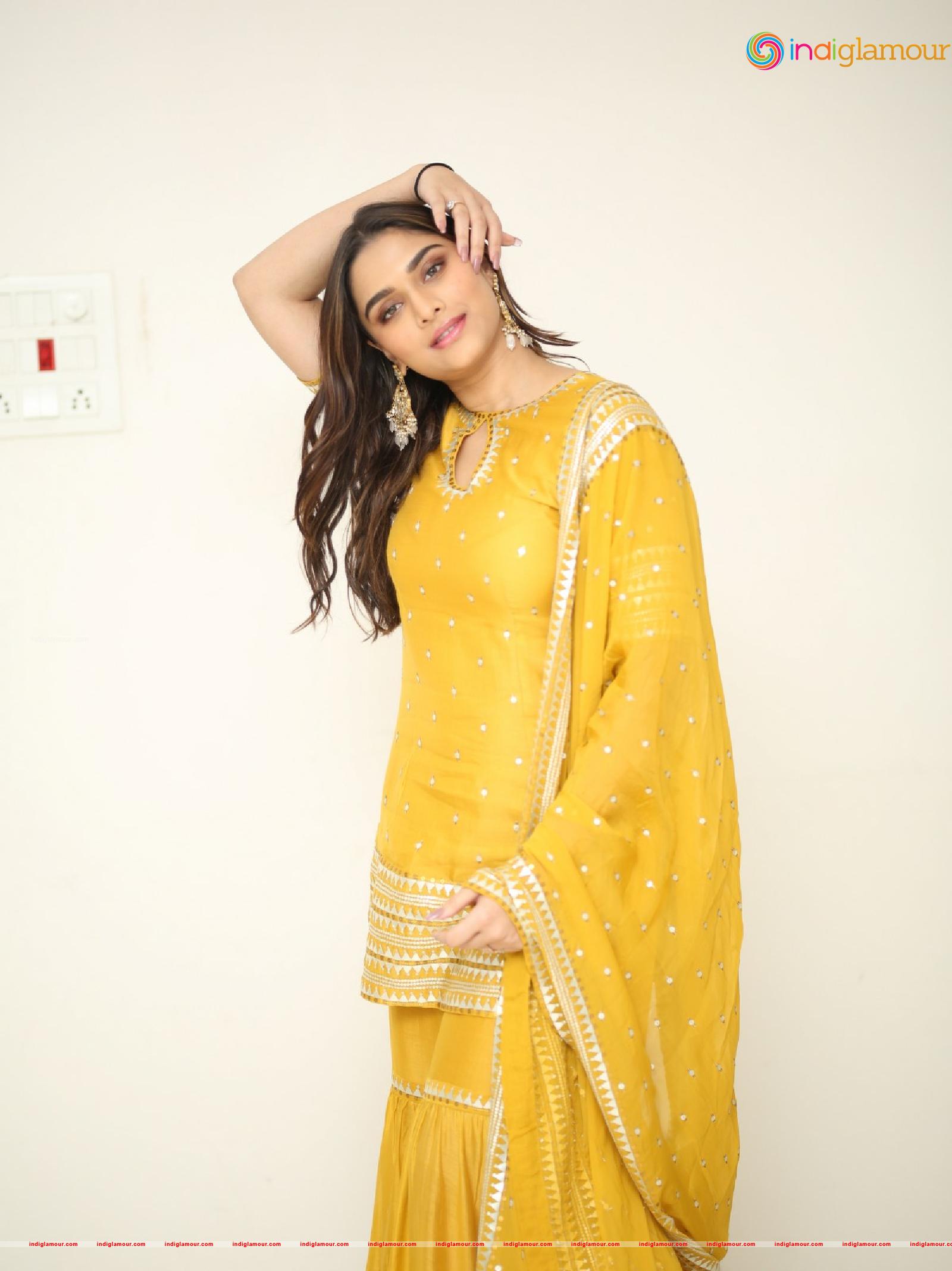 Saiee Manjrekar Actress hd photo