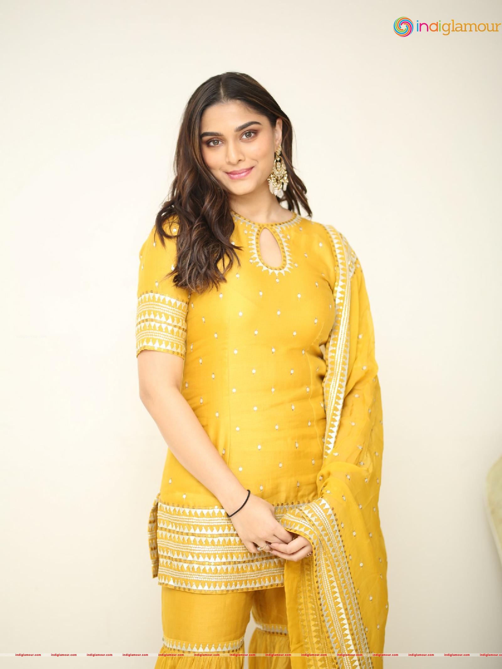 Saiee Manjrekar Actress hd photo