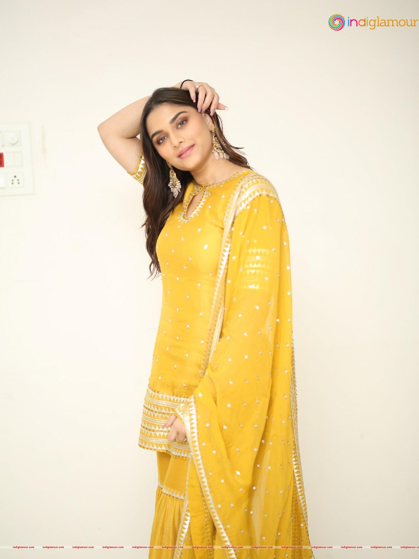 Saiee Manjrekar Actress hd photo